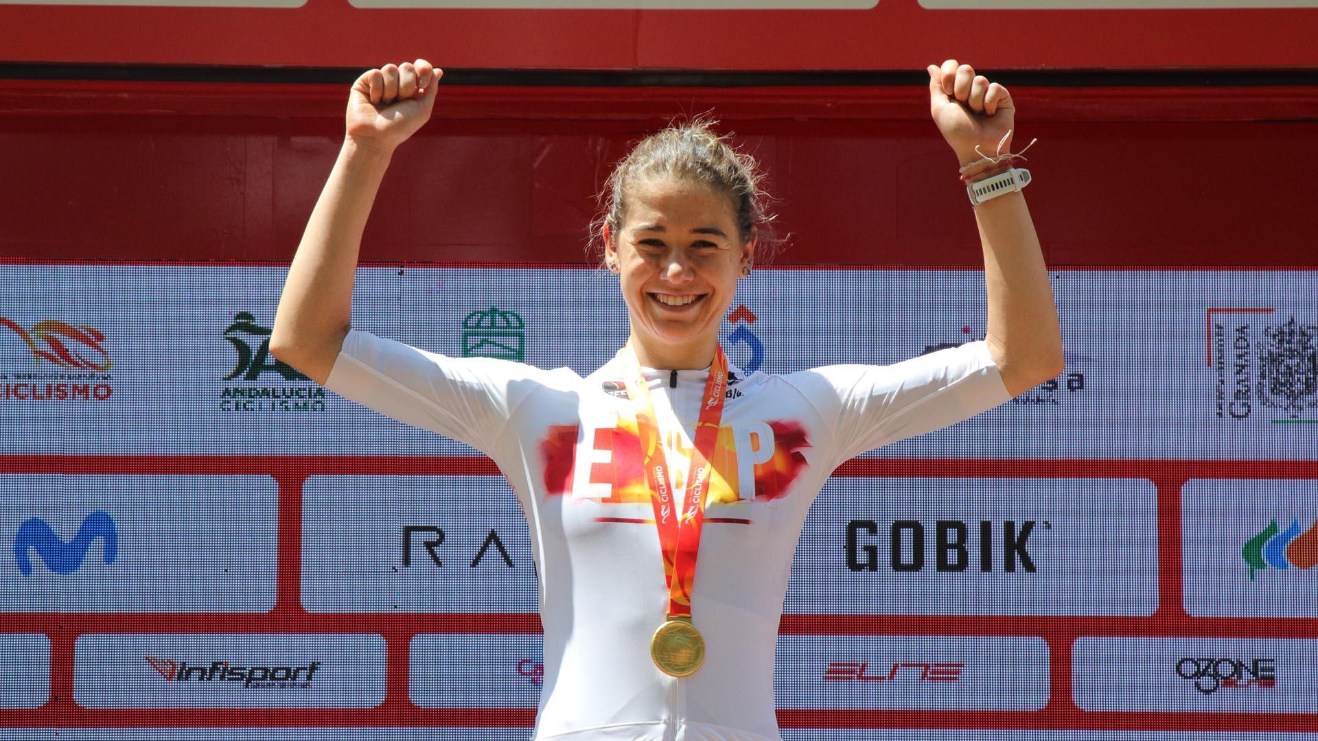 Sara Martín, en el podio, con la medalla de campeona de España de ruta