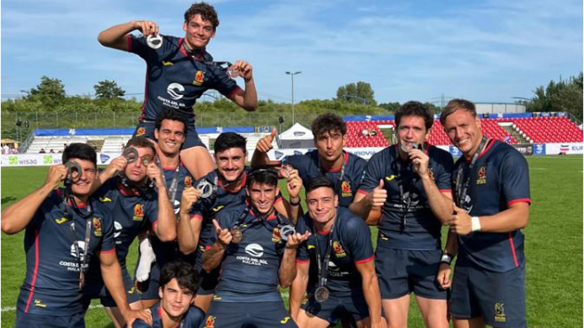 Ángel Bozal, segundo por la derecha, muerde la medalla de subcampeón de Europa