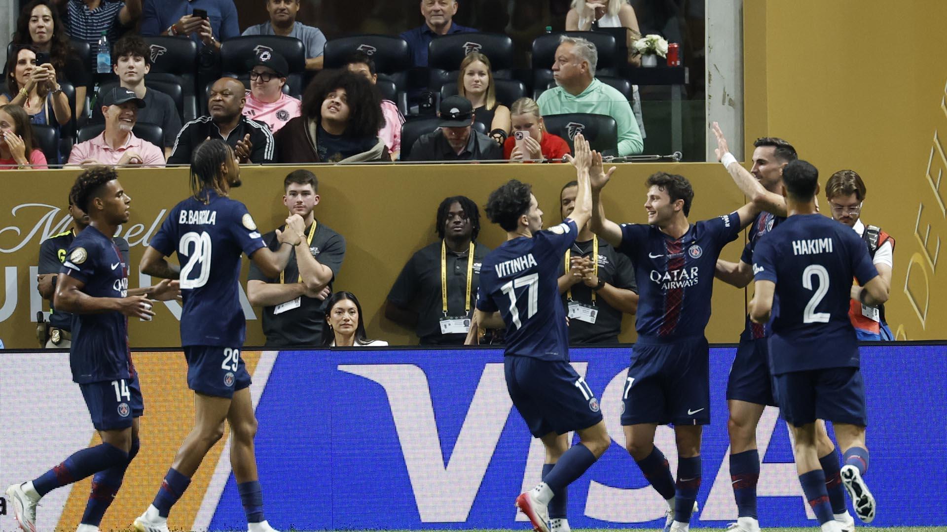 Los jugadores del PSG celebran uno de los goles de Neves
