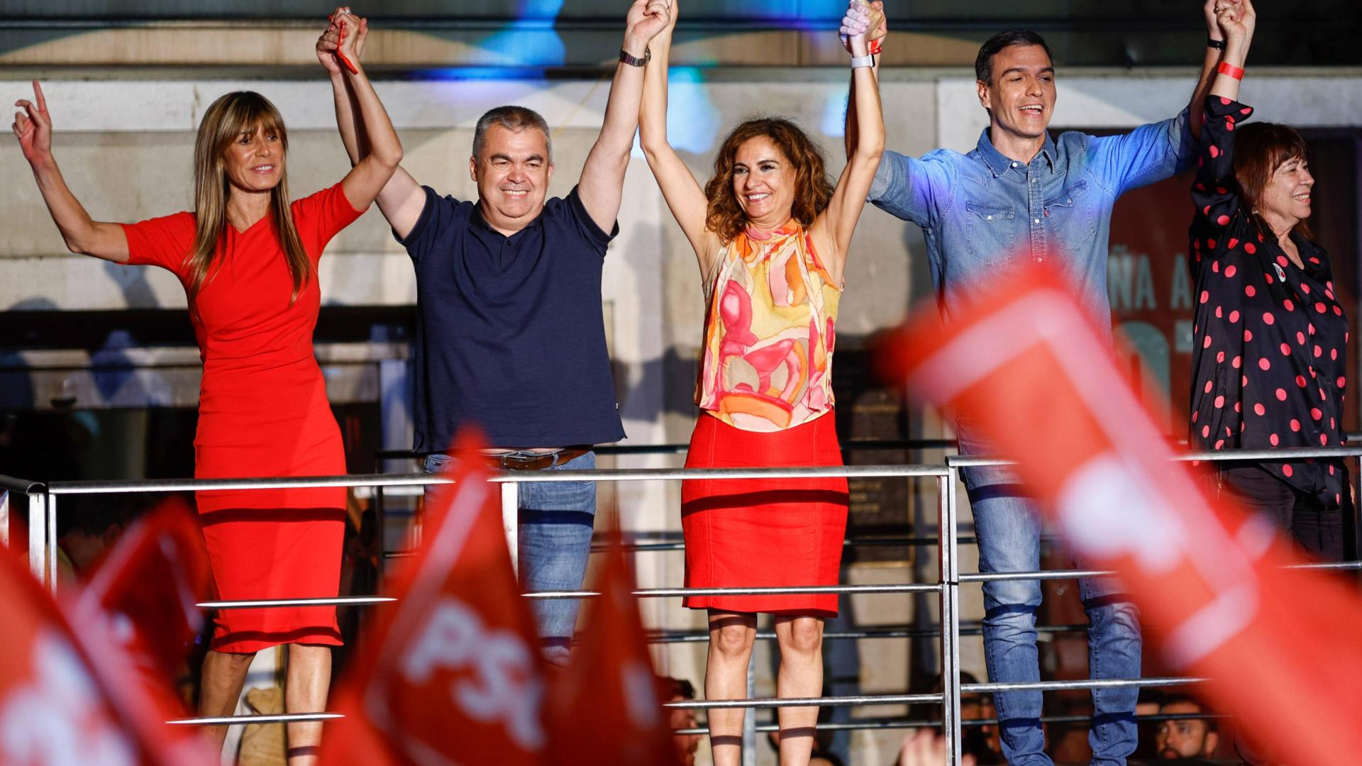 MADRID, 23/07/2023.- El presidente del Gobierno y líder del PSOE, Pedro Sánchez (2d), junto a su mujer Begoña Gómez (i), el cabeza de lista del PSN al Congreso de los Diputados, Santos Cerdán (2i), la ministra de Hacienda, María Jesús Montero (3d), y la presidenta del PSOE, Cristina Narbona (d), se dirige a los militantes y simpatizantes socialistas que han acudido a la sede del PSOE, durante el seguimiento de la noche electoral de los comicios generales de este domingo en España. EFE/Rodrigo Jiménez