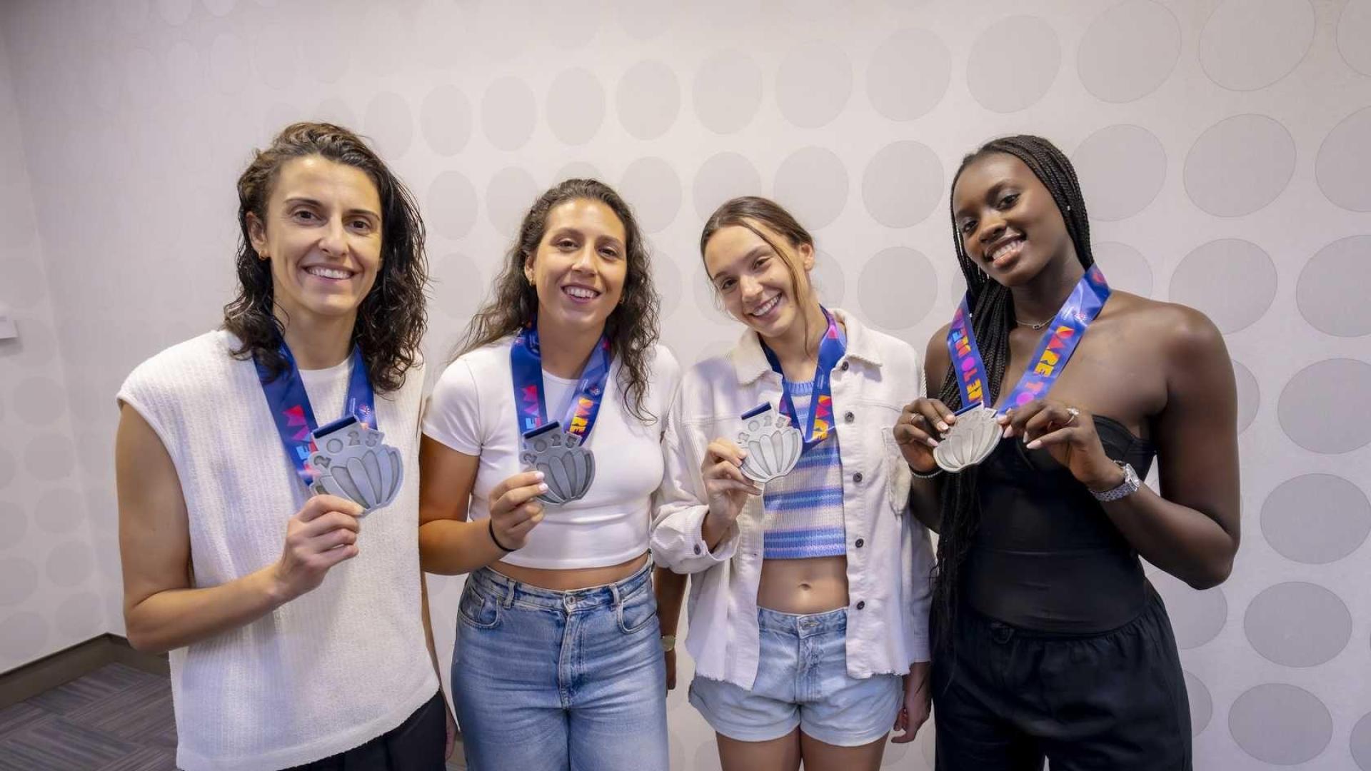 La navarra Irati Etxarri (segunda por la dcha.) muestra la medalla de plata junto a sus compañeras Alba Torrens, María Araújo y Awa Fam