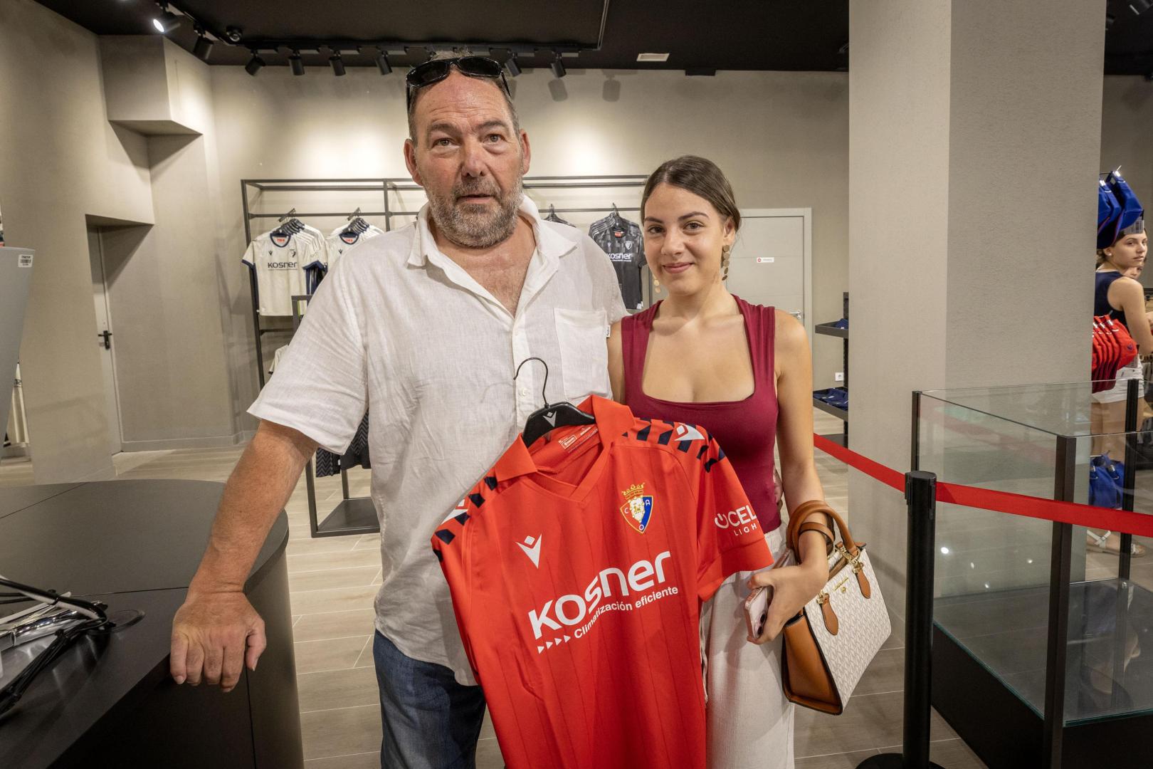Su padre, Xabi, hizo la primera compra de la nueva camiseta