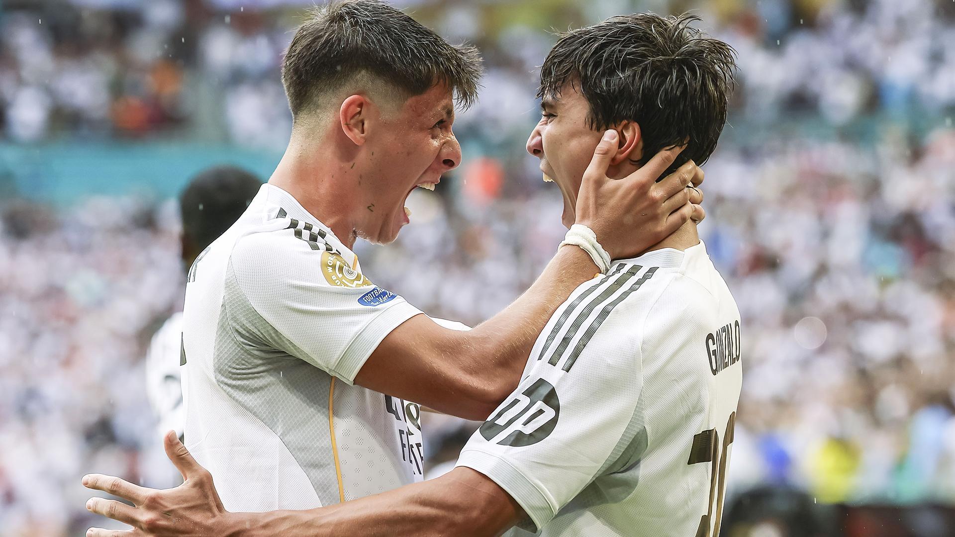 Arda Gulker (izda.) felicita a Gonzalo tras el gol que sirvió par que los blancos vencieran a la Juventus /
