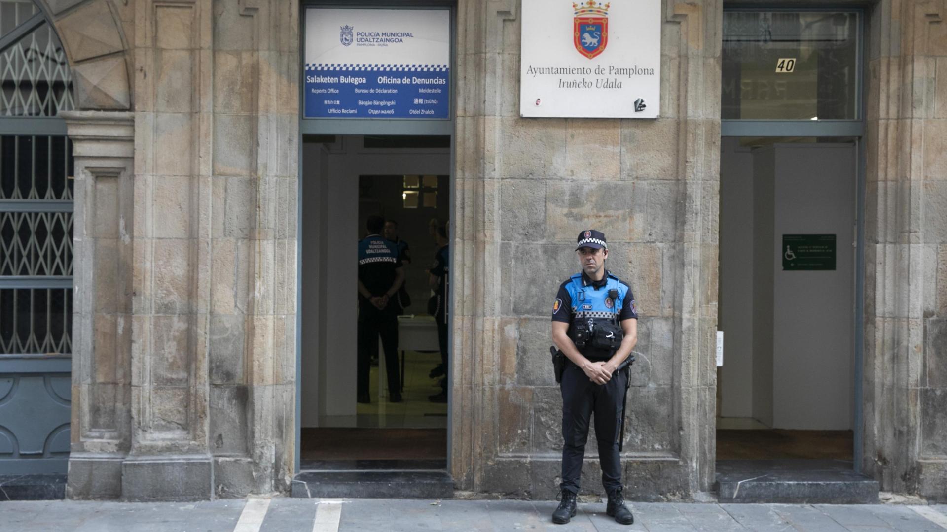 Acceso a la nueva oficina para denuncias menores en San Fermín en la calle Zapatería, 40