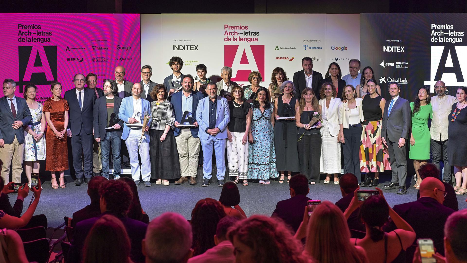 Foto de familia de los galardonados en la cuarta edición de los Premios Archiletras de la Lengua en la ceremonia celebrada en la Casa América /