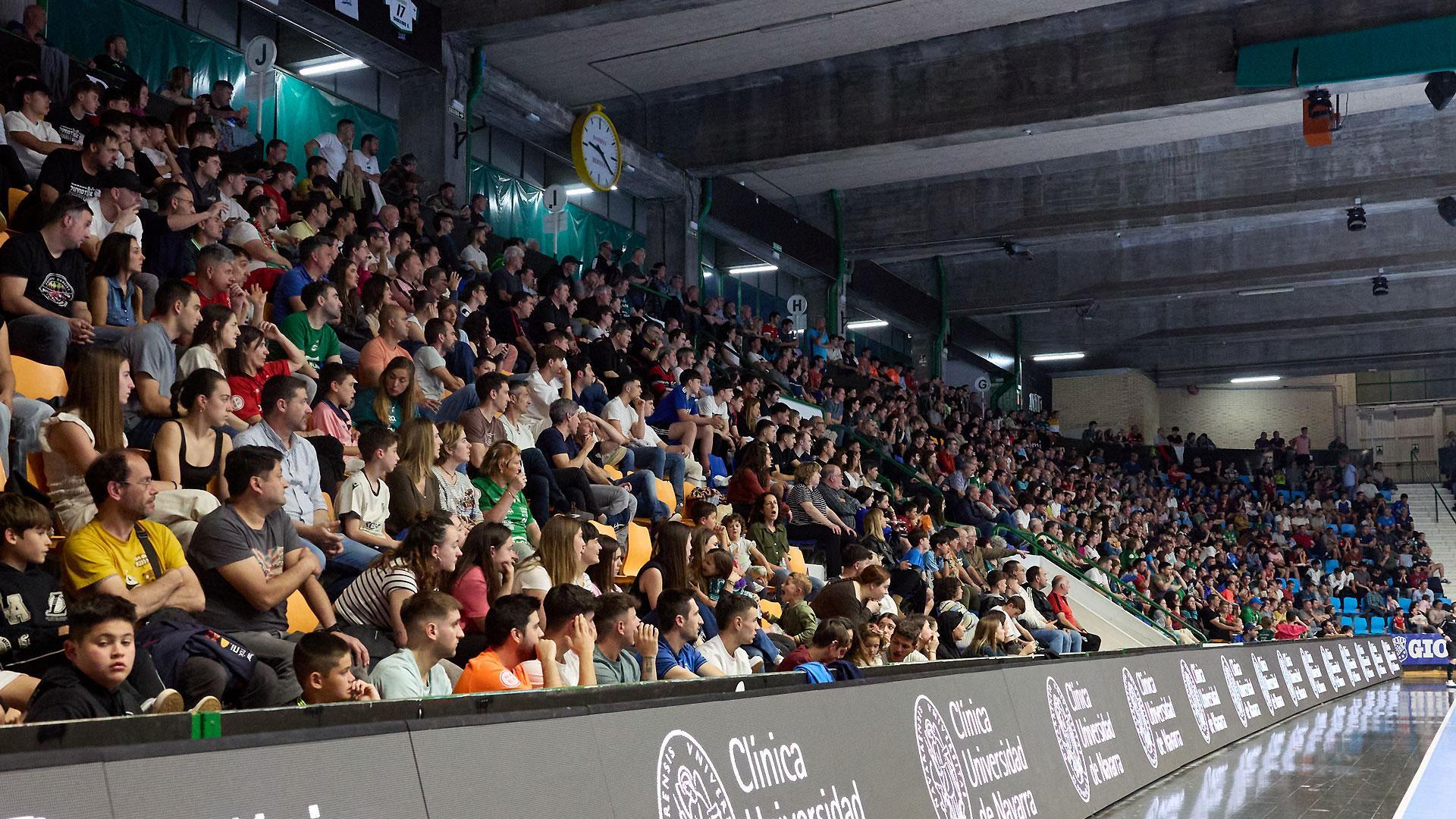 Público asistente al partido entre Osasuna Magna-ATP Ribera disputado en el Pabellón Anaitasuna de Pamplona el pasado mes de abril