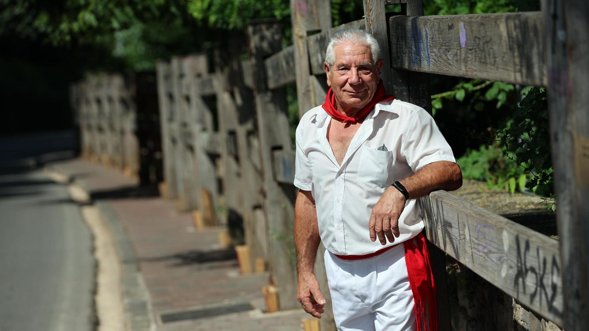 José Javier Beguiristáin posa junto al vallado del encierrillo
