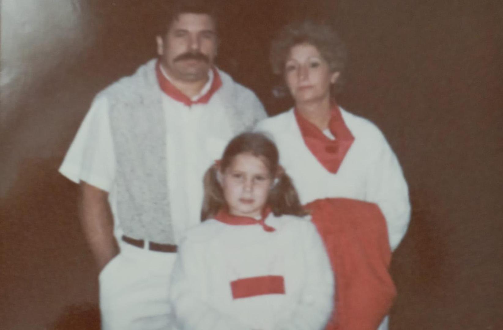 José Javier Beguiristáin posa junto a su mujer y su hija durante unos Sanfermines de la década de los noventa