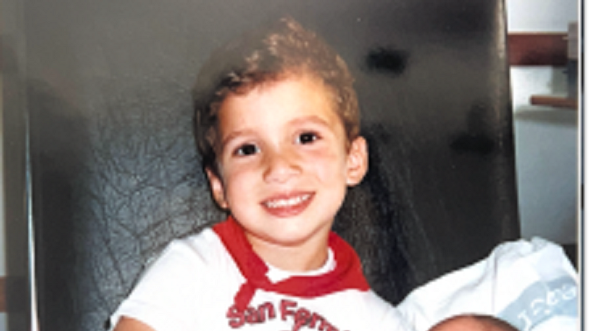 Roberto, el hermano mayor, posa con Asier recién nacido aquel seis de julio de 1999. Mayo nació a las 11.35 horas, a falta de 25 minutos para el chupinazo