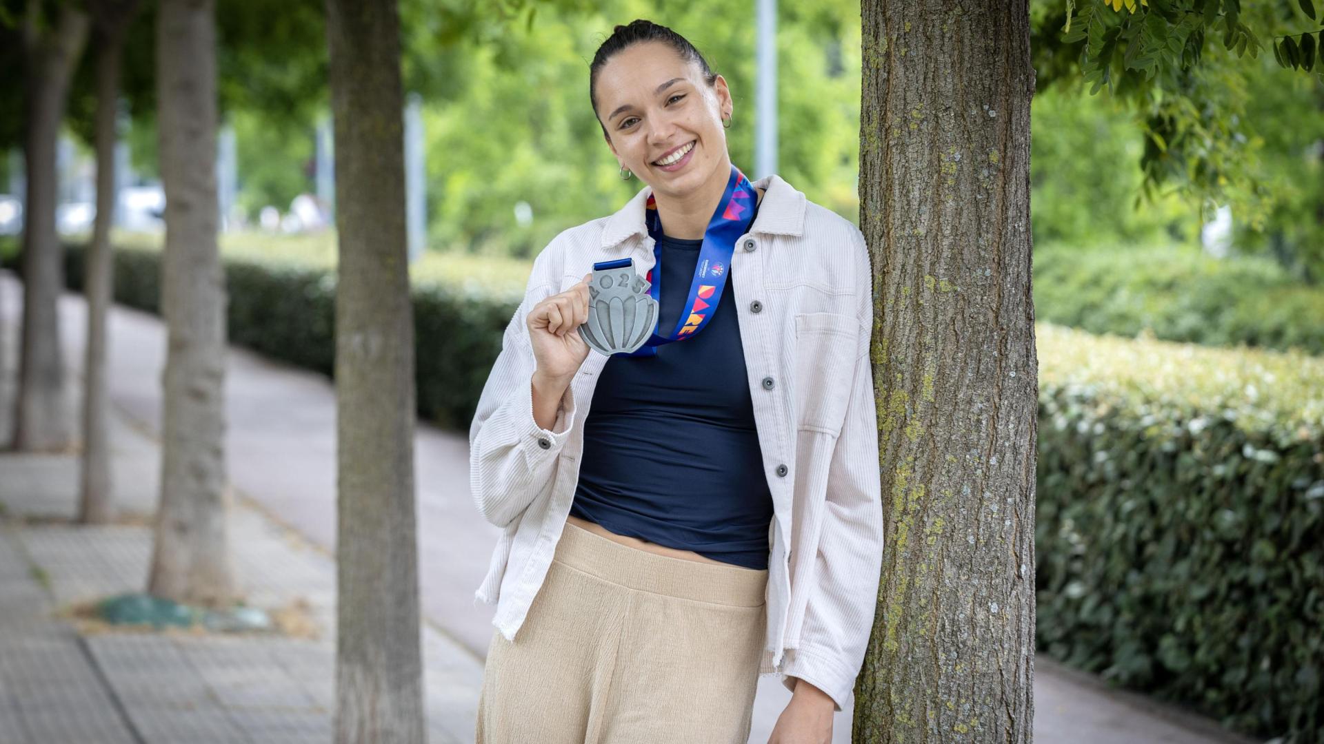 La pamplonesa Irati Etxarri muestra la medalla de plata que consiguió con la selección absoluta en el Eurobasket