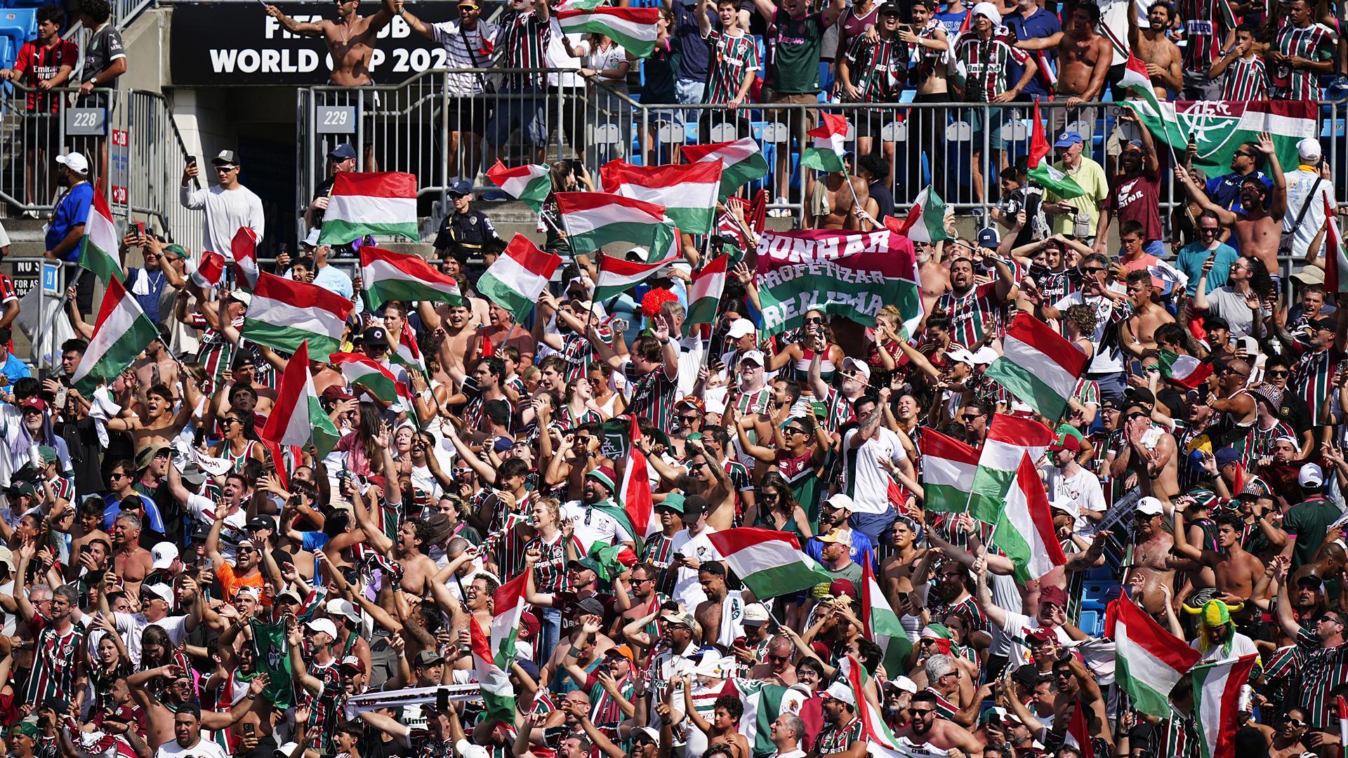 Seguidores del Fluminense celebran en la grada la victoria de su equipo contra el Inter de Milan /