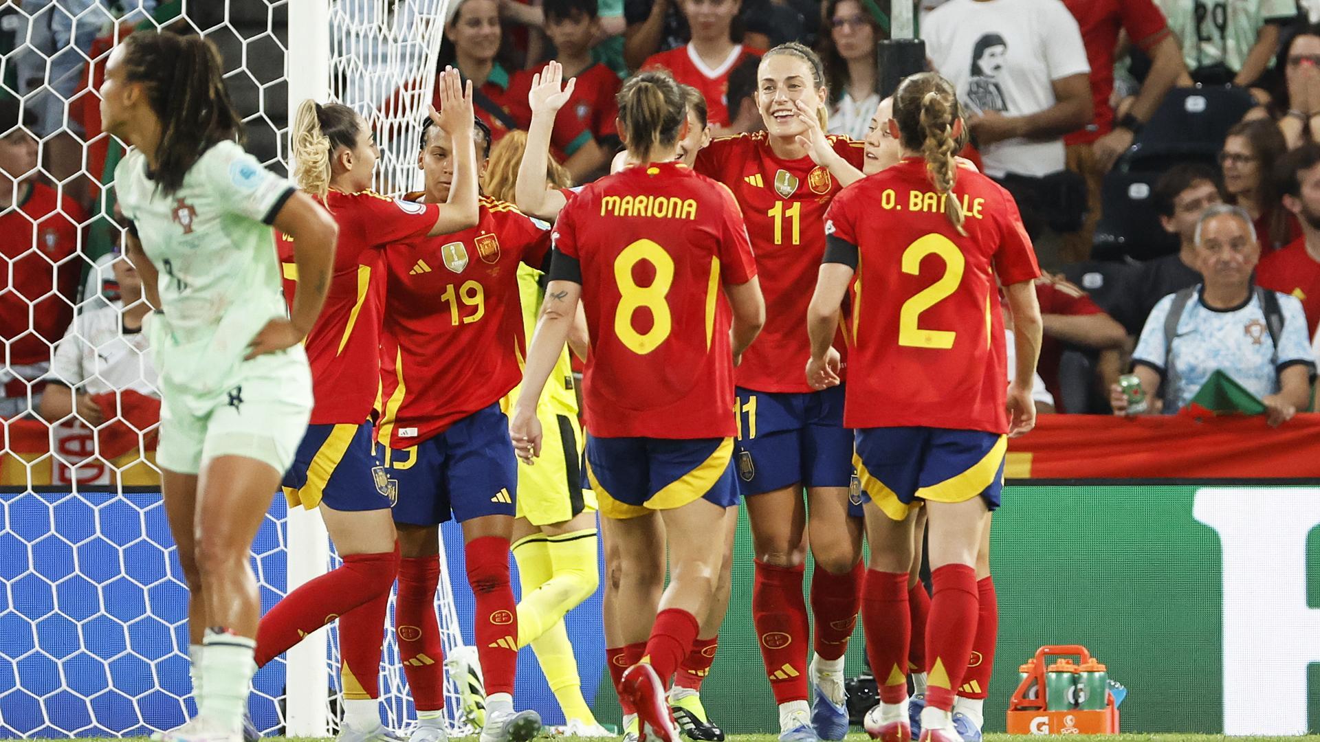 Las españolas felicitan a Alexia Putellas, autora del tercer tanto de la selección /