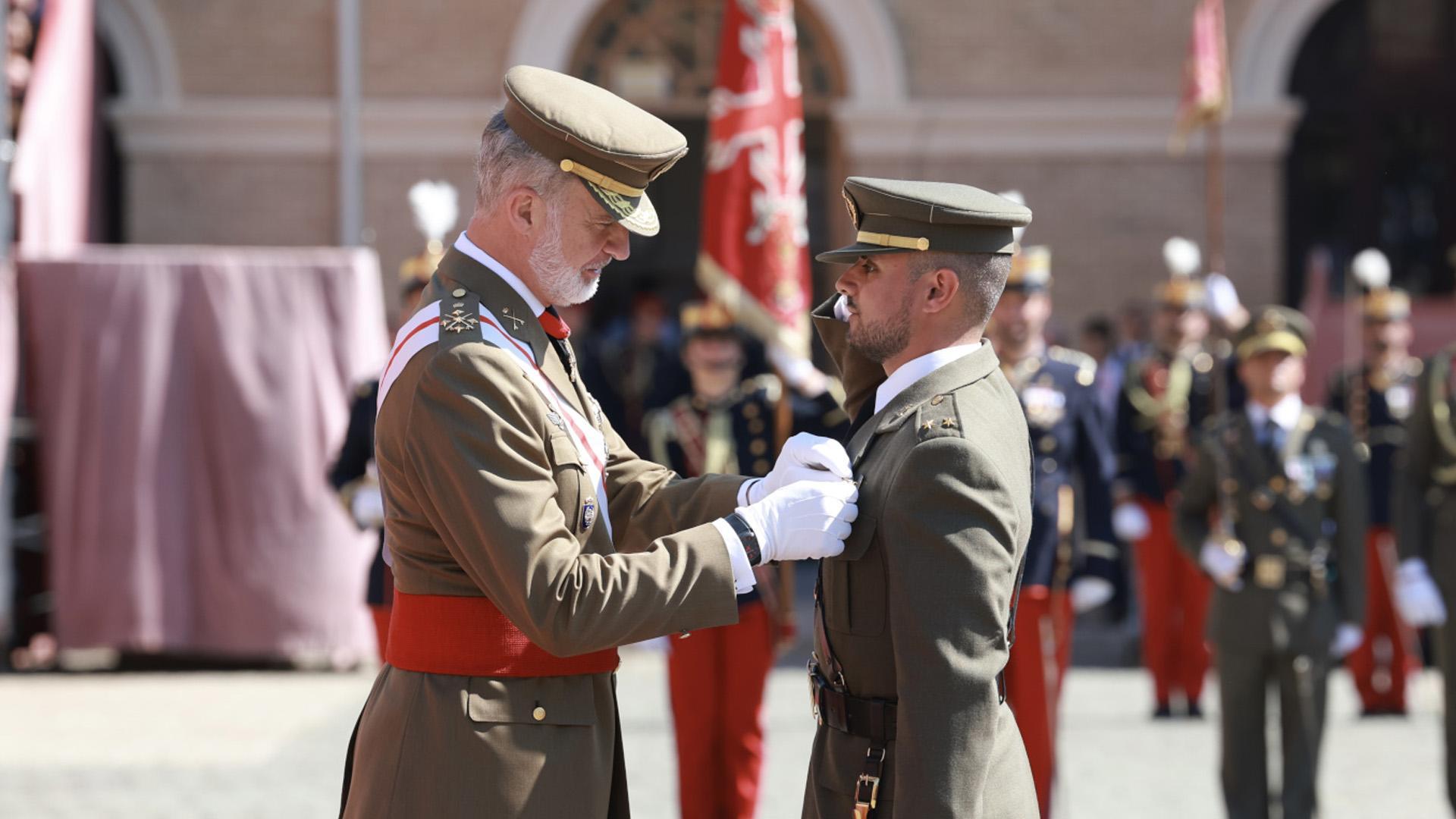 Felipe VI ha entregado este viernes sus despachos a 489 nuevos oficiales del Ejército de Tierra y de la Guardia Civil
