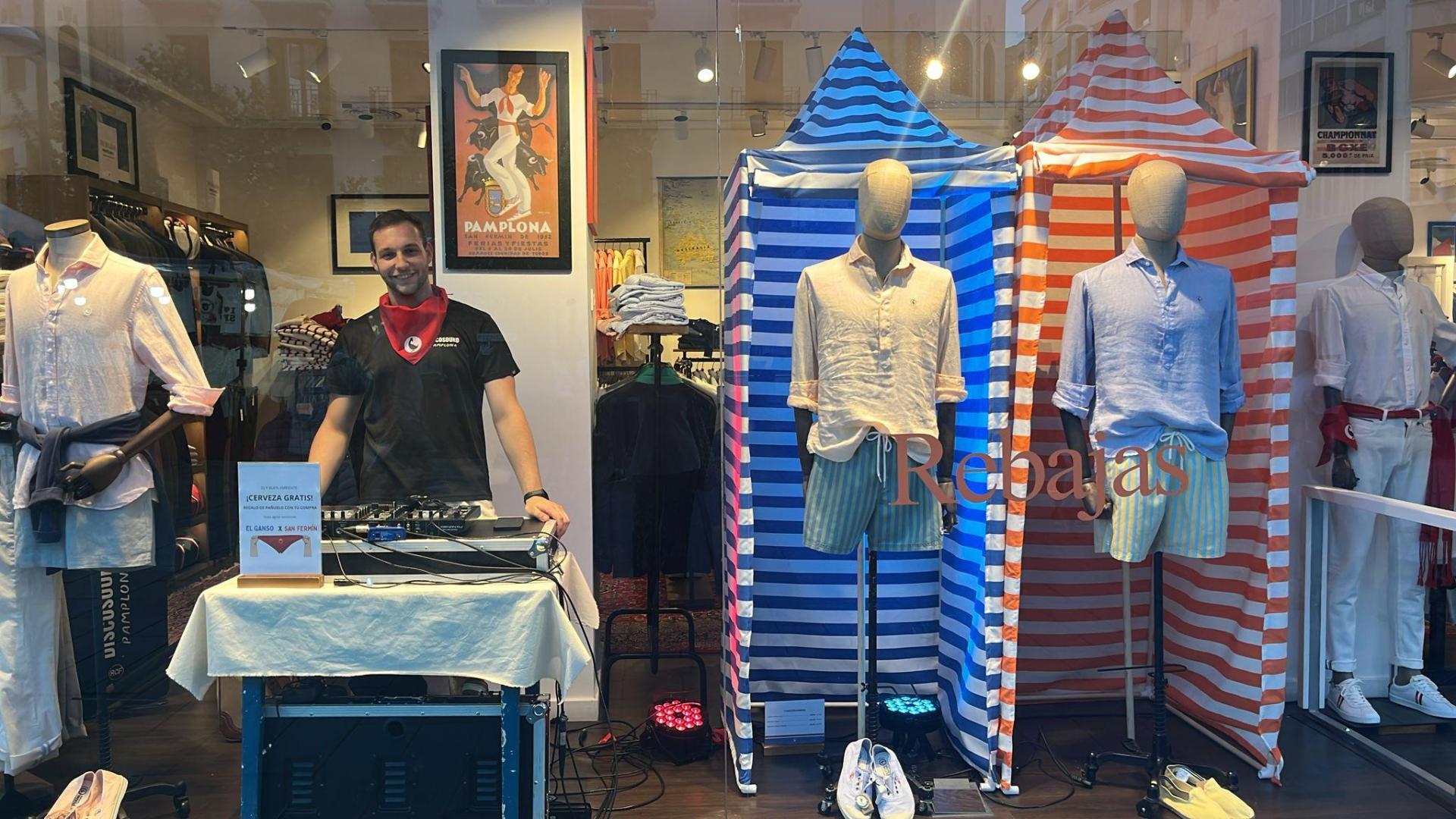 Un comercio de la avenida de Carlos III, El Ganso, que animaba la calle con un DJ colocado dentro del escaparte y repartiendo cervezas y pañuelicos