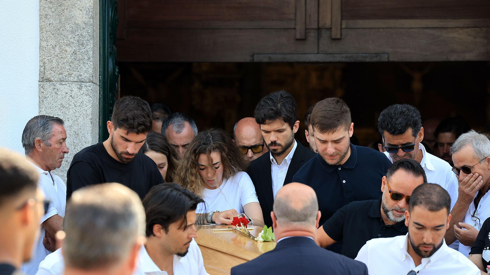 Varias personas portan el ataúd con los restos mortales de Diogo Jota