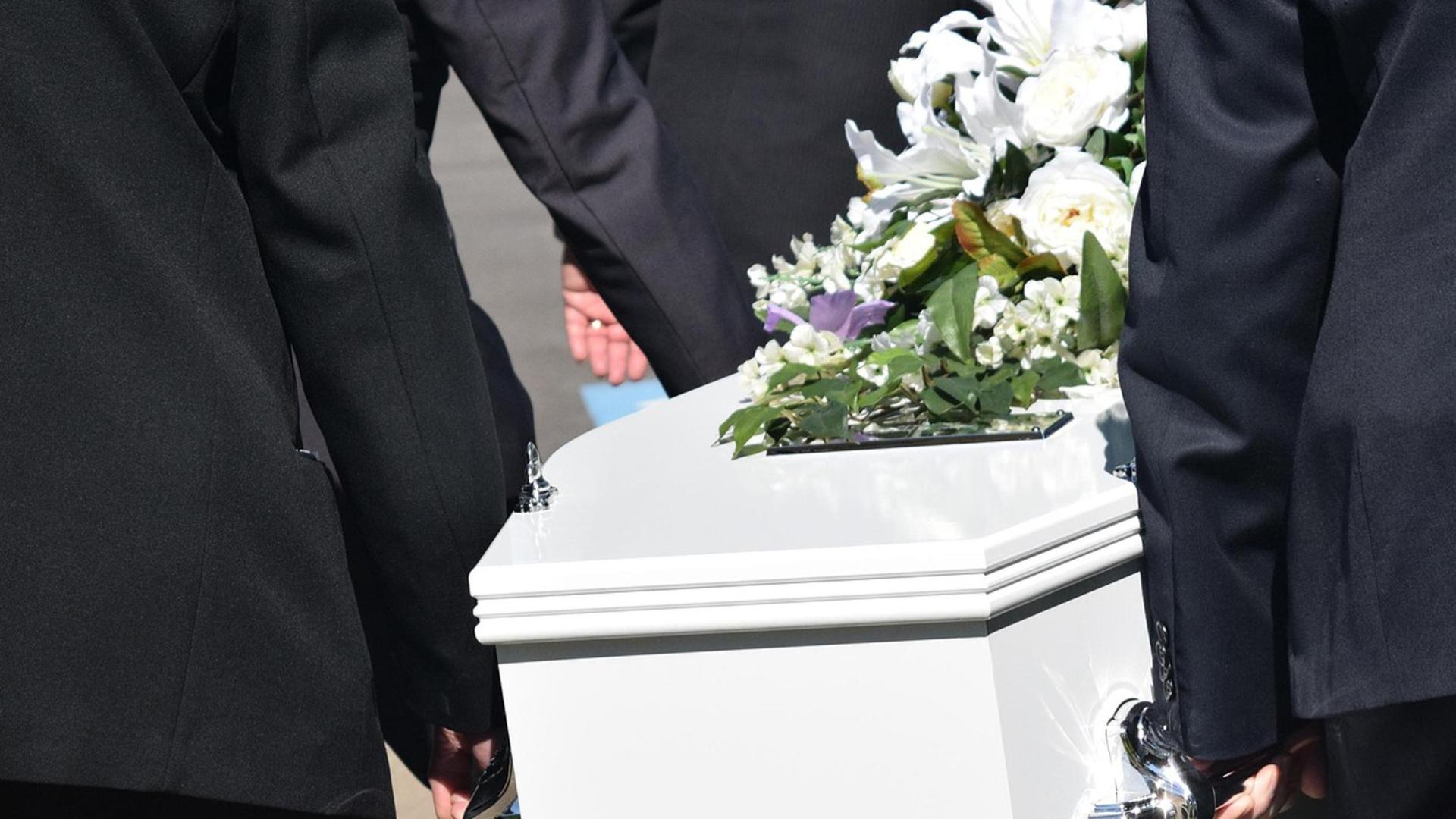 Varias personas, en un funeral