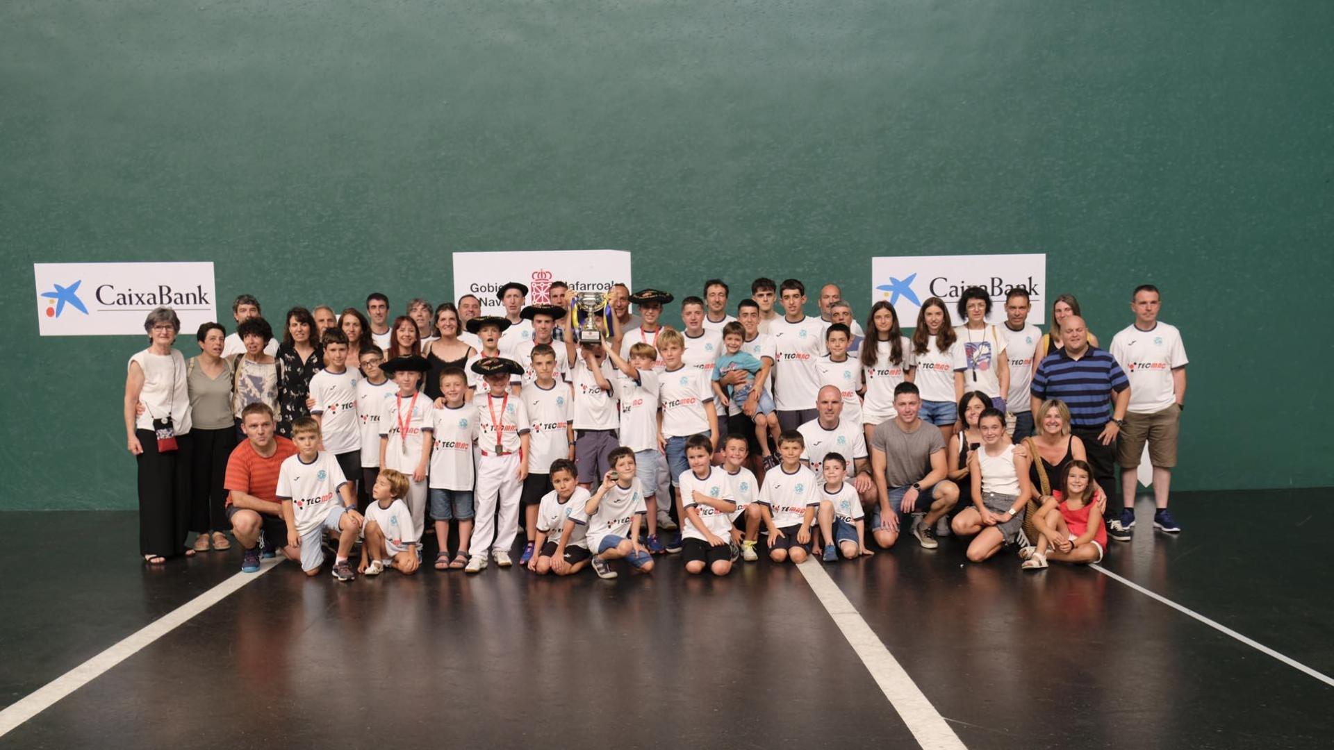 La foto de familia de Bera después de adjudicarse la victoria final en el Interpueblos de Navarra categoría Txiki, que se disputó ayer por la mañana en el Labrit