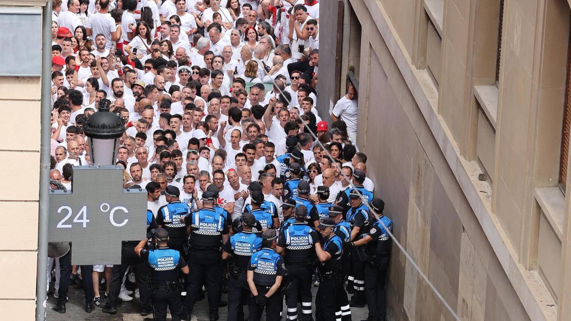 Foto de la carga policial en Santo Domingo antes del chupinazo de San Fermín 2025 en Pamplona./
