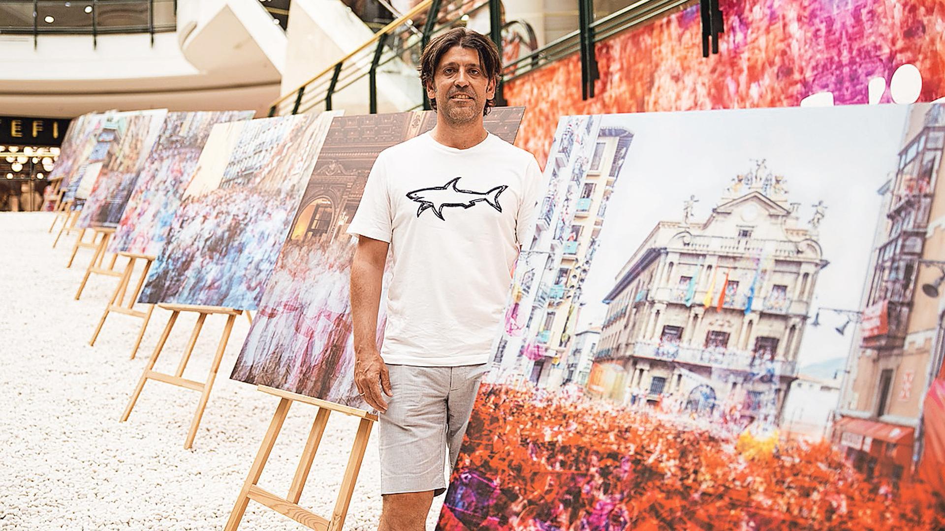 José Luis Tejedor, con algunas de las obras que se exponen en La Morea /