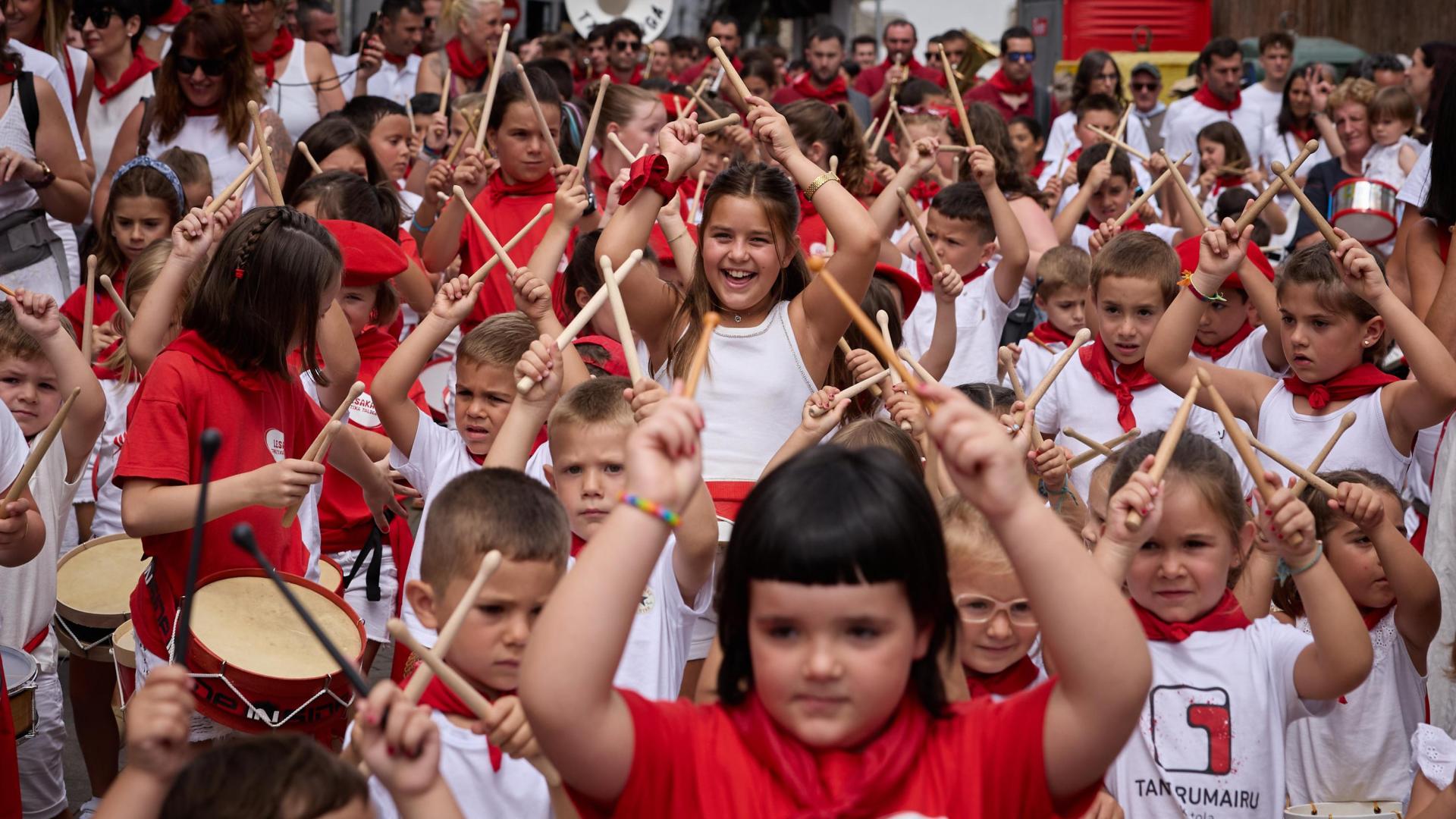 Decenas de niños participaron de la tamborrada infantil minutos después del lanzamiento del cohete