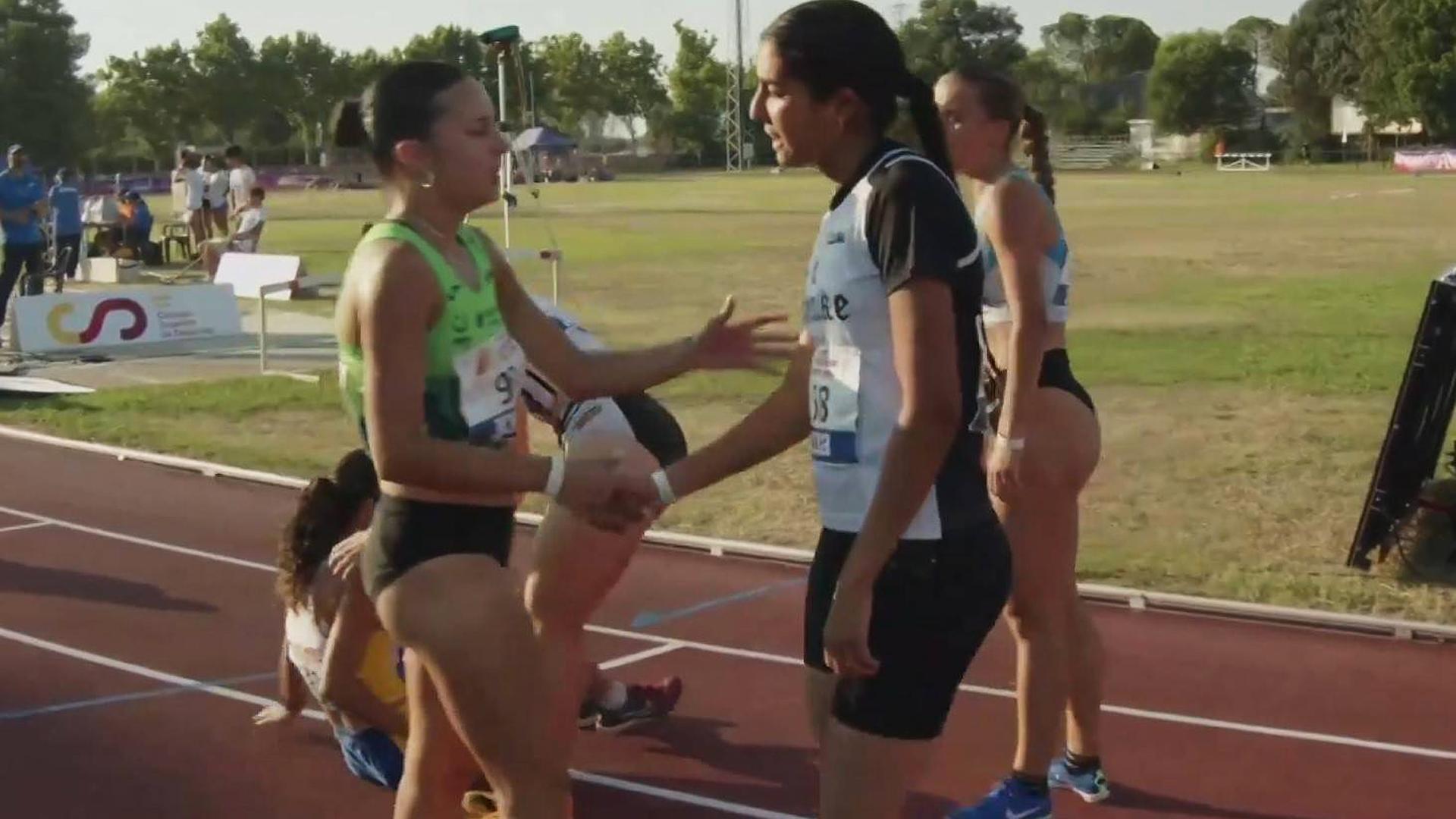 Jihad Essoubai felicita a una de las participacipantes en el 1.500 femenino en el que la navarra fue tercera /
