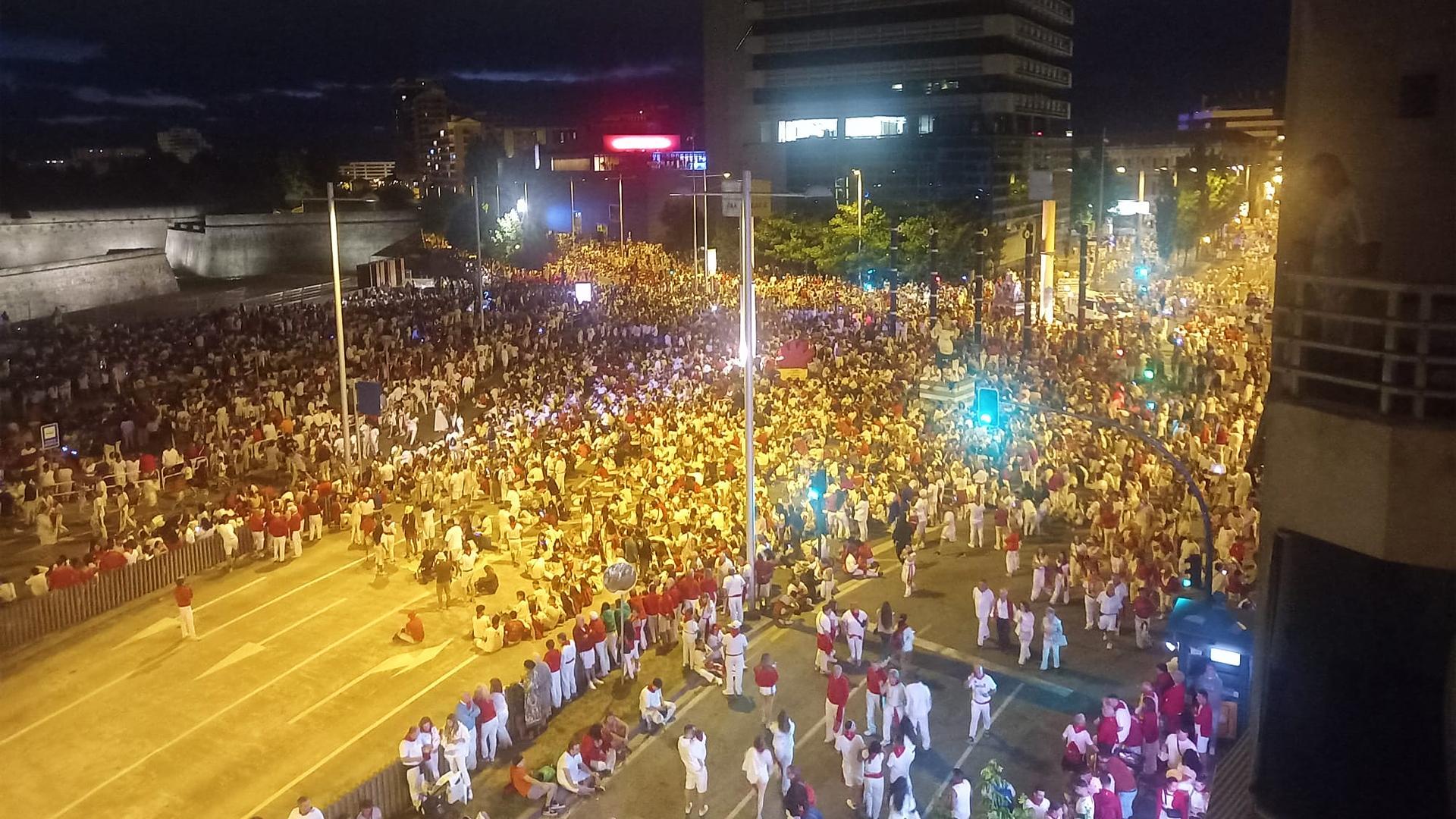 Aspecto de la Plaza de la Paz minutos antes de los primeros fuegos artificiales de los Sanfermines 2025 /
