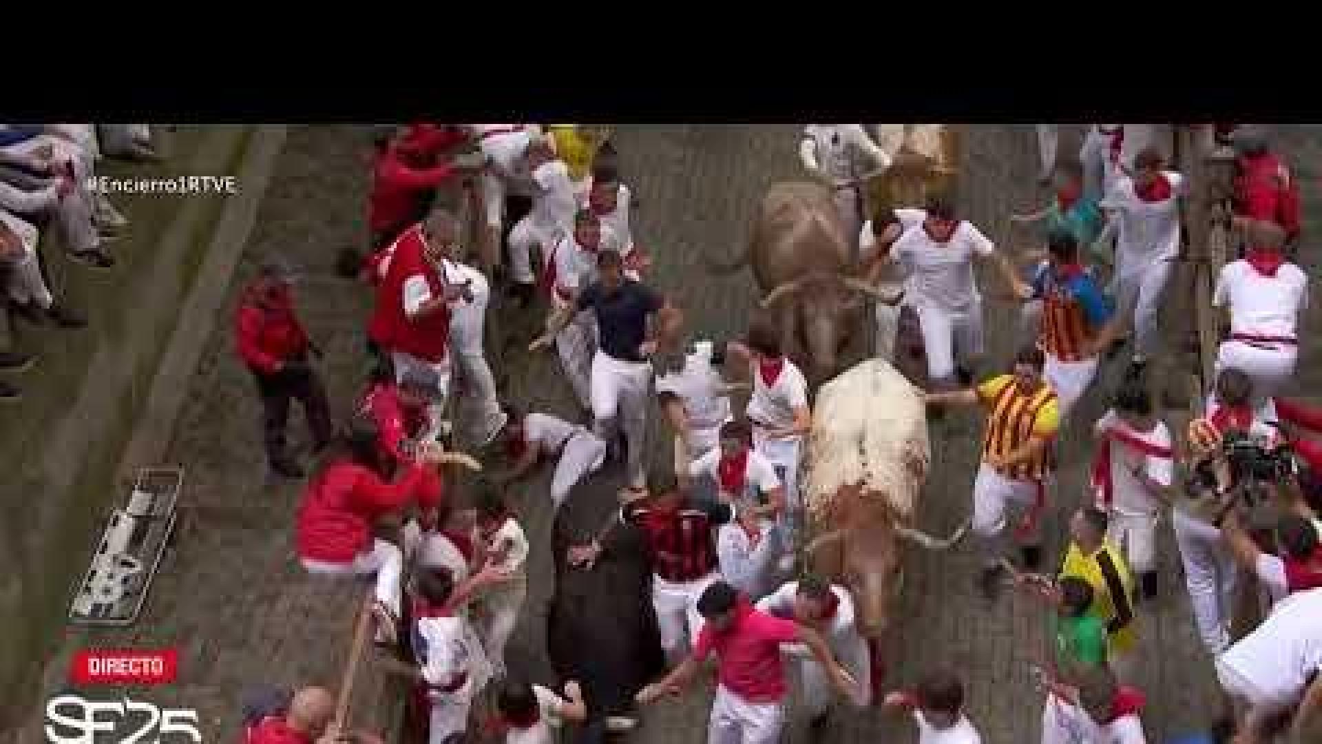 Susto en la entrada al callejón: un mozo es embestido y arrastrado varios metros por un toro