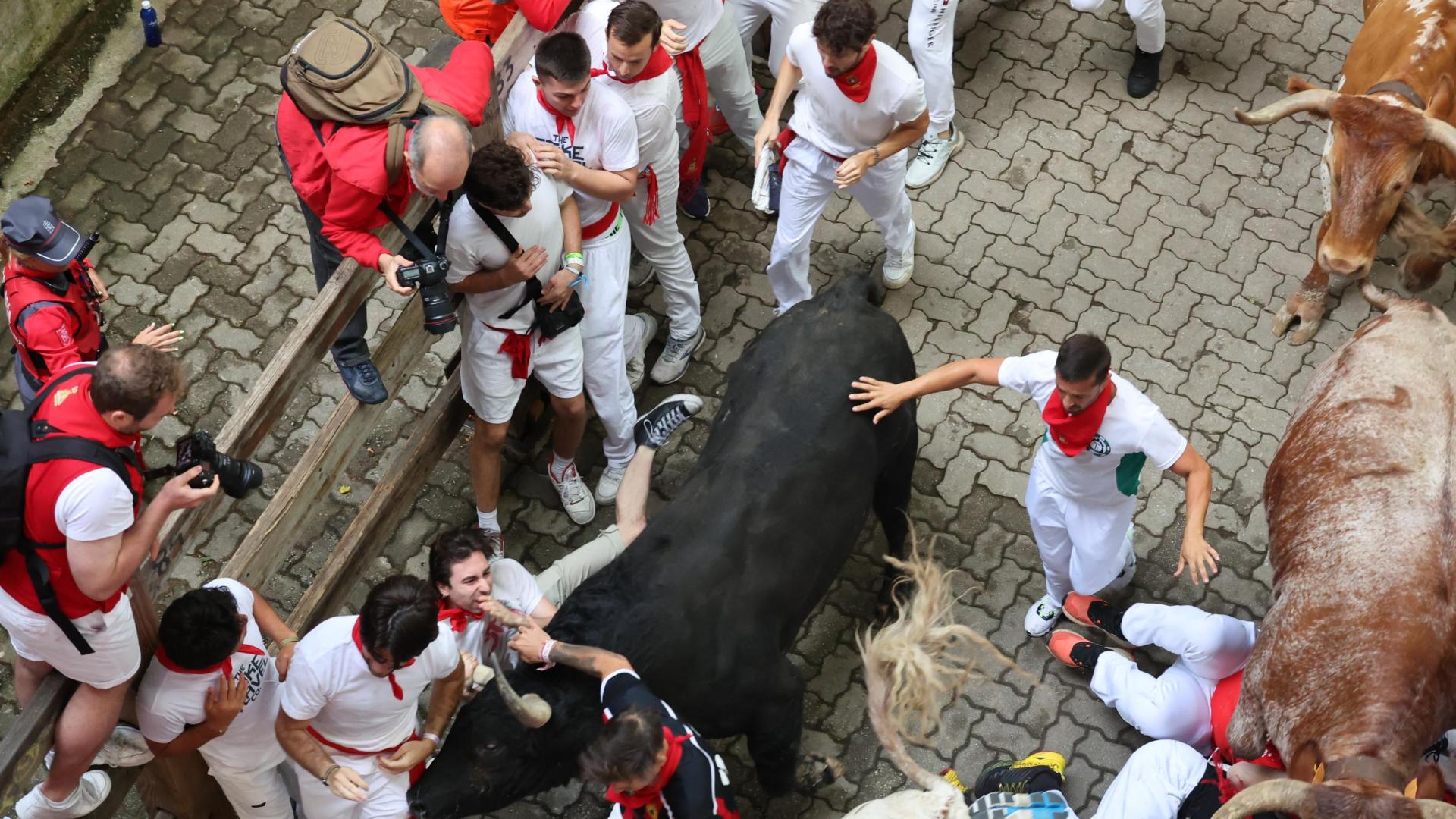 La entrada al callejón de la plaza se ha producido el momento más peligroso del encierro