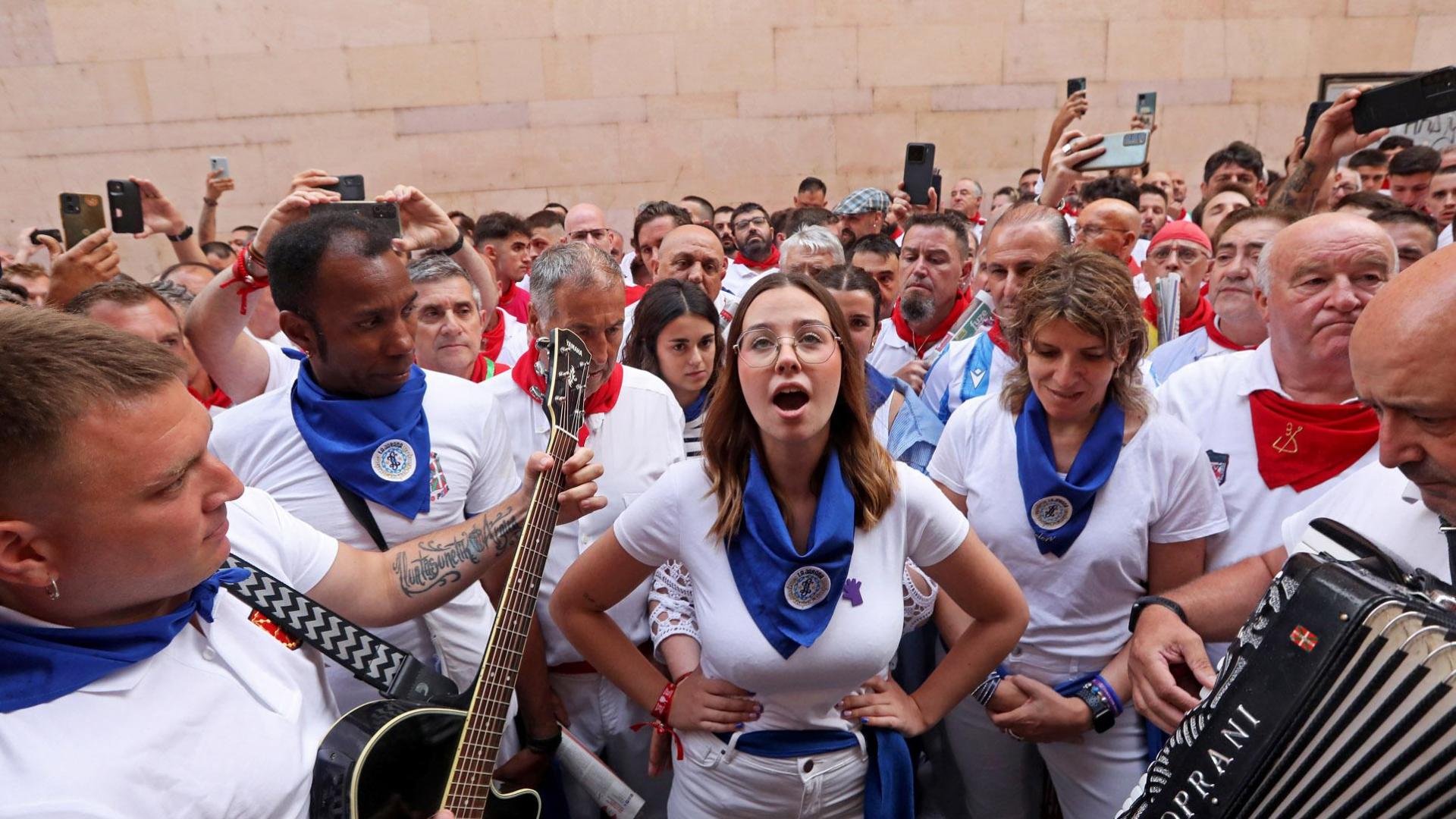 Haizea Mayo Lizarraga canta la jota al santo en Santo Domingo