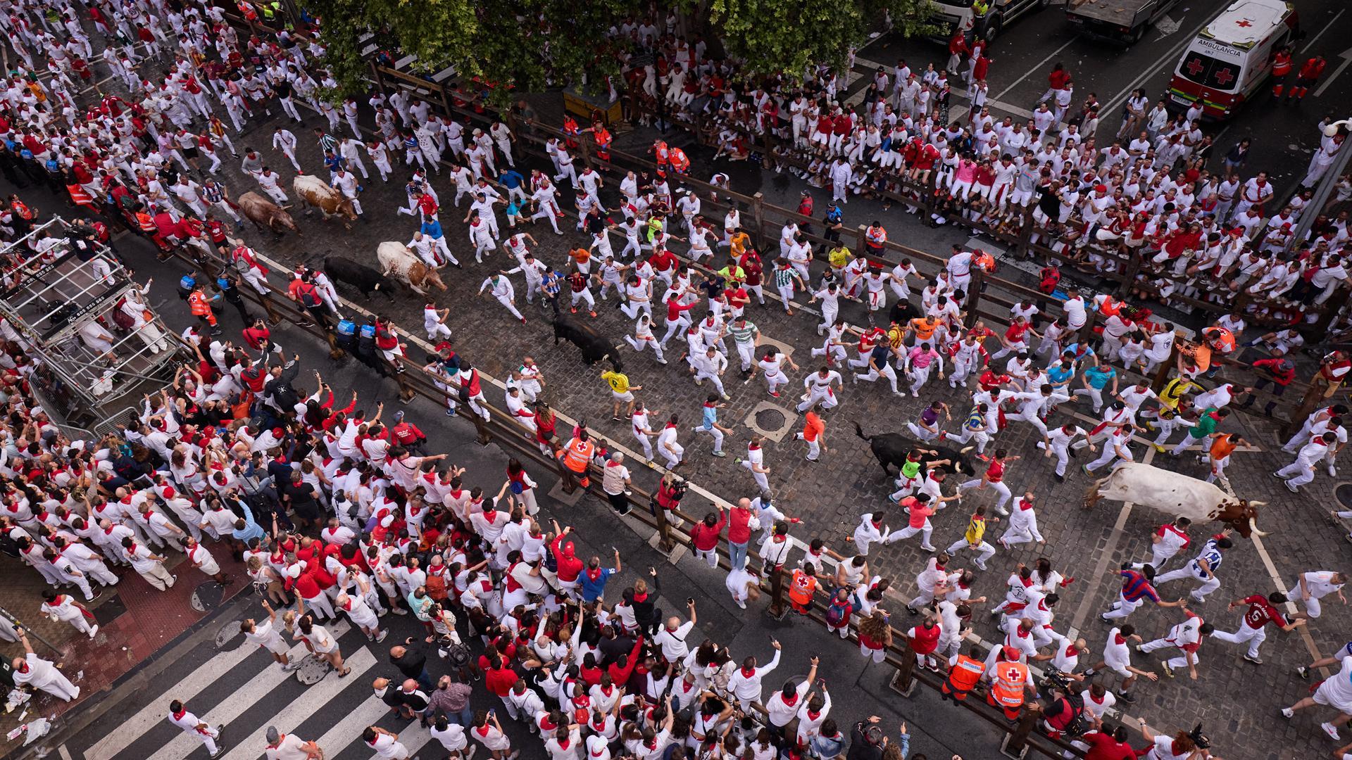 Varias líneas de gente junto al vallado antes del comienzo del primer encierro de San Fermín