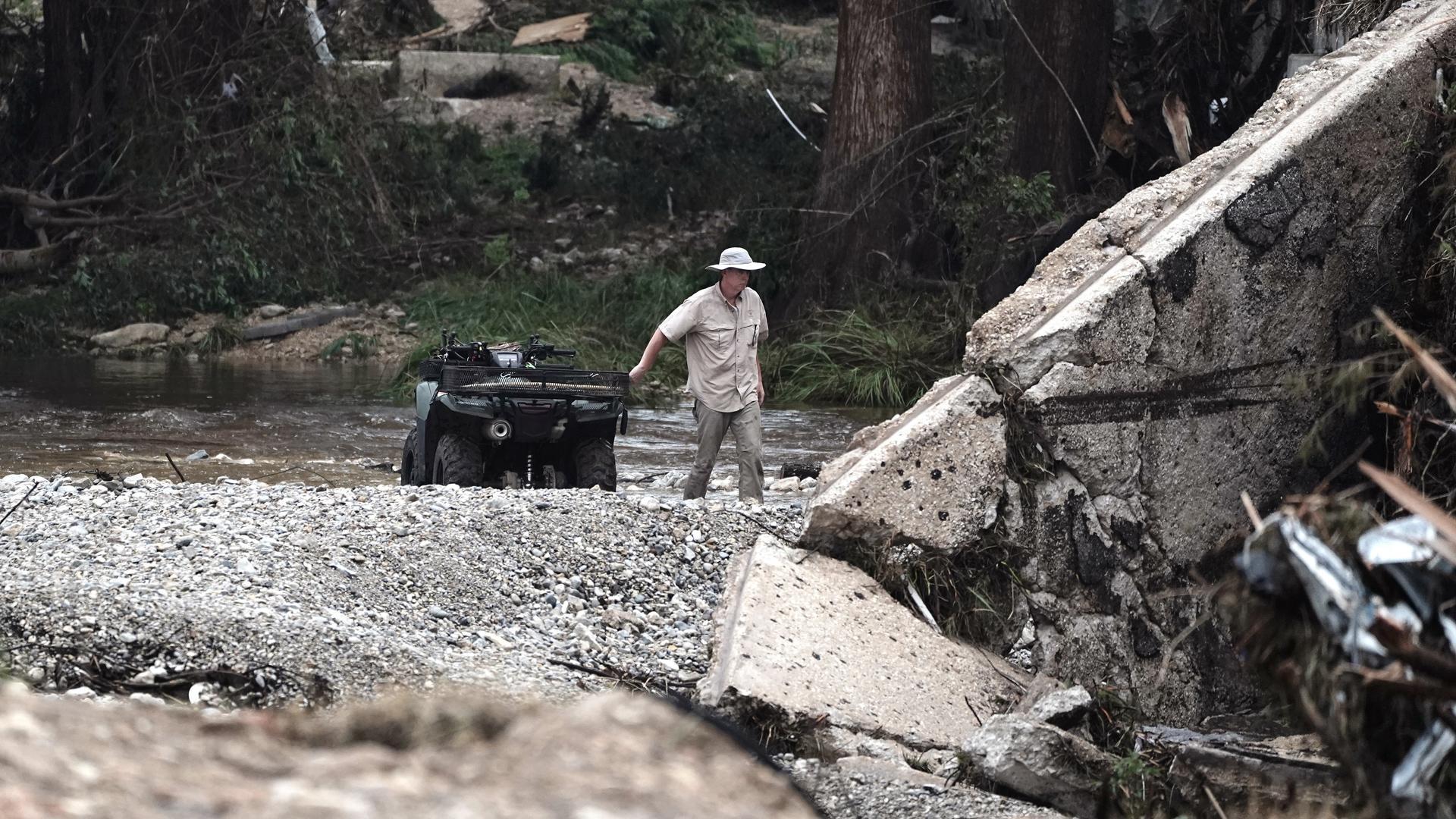 Puente dañado tras las inundaciones en Texas