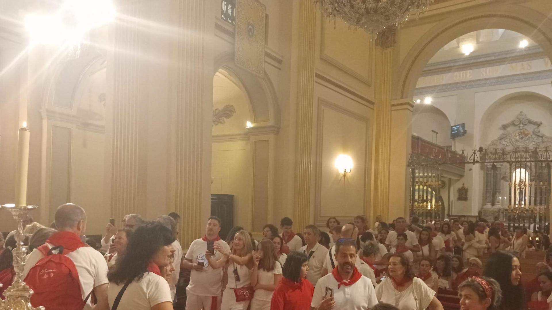 Largas colas para fotografiarse con San Fermín