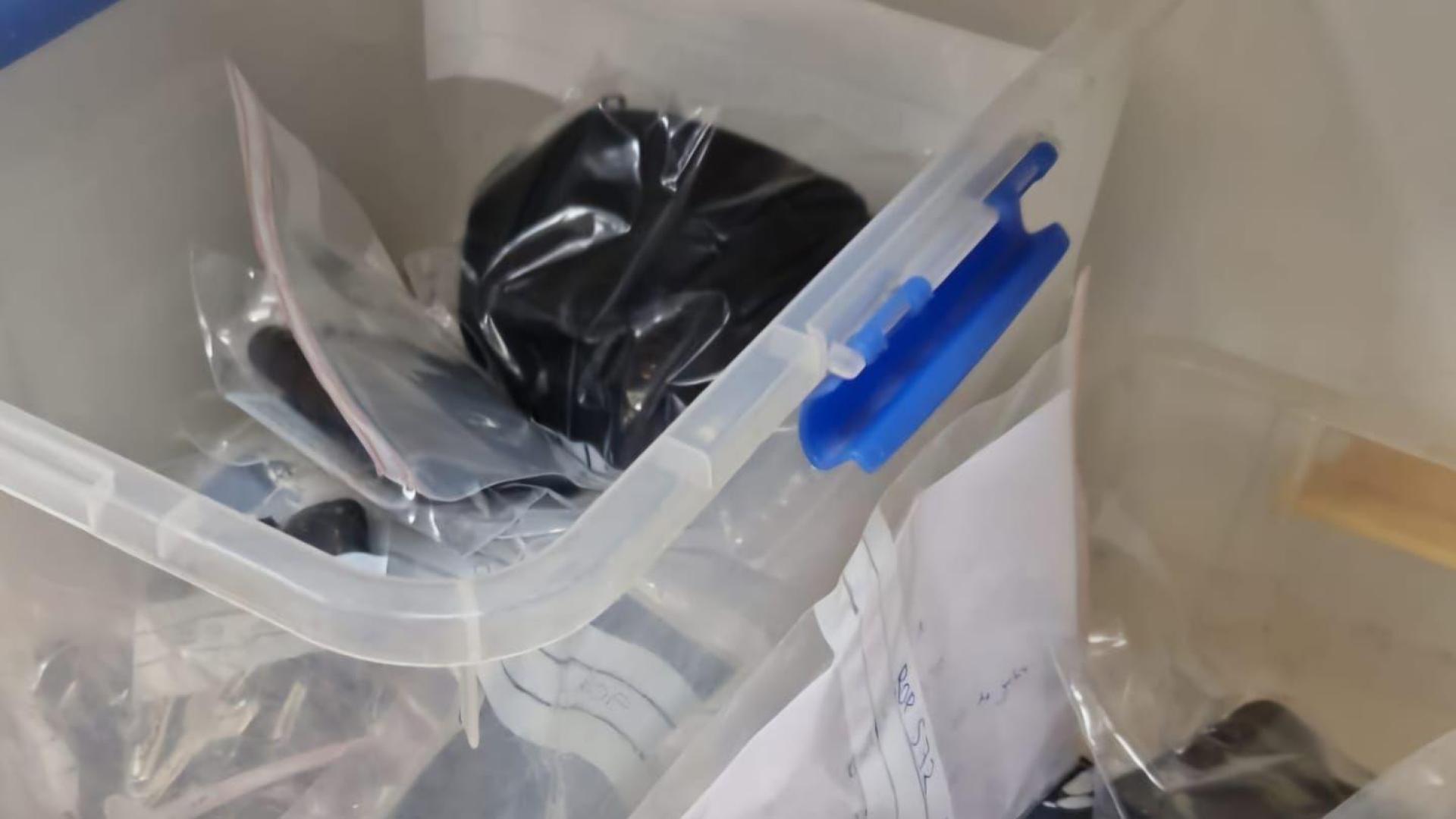 Carteras, móviles y documentación recogidas en la oficina de Policía Foral de Plaza del Castillo