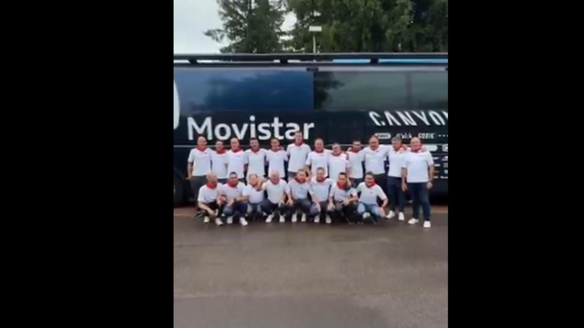El staff de Movistar Team, con el pañuelo rojo al cuello