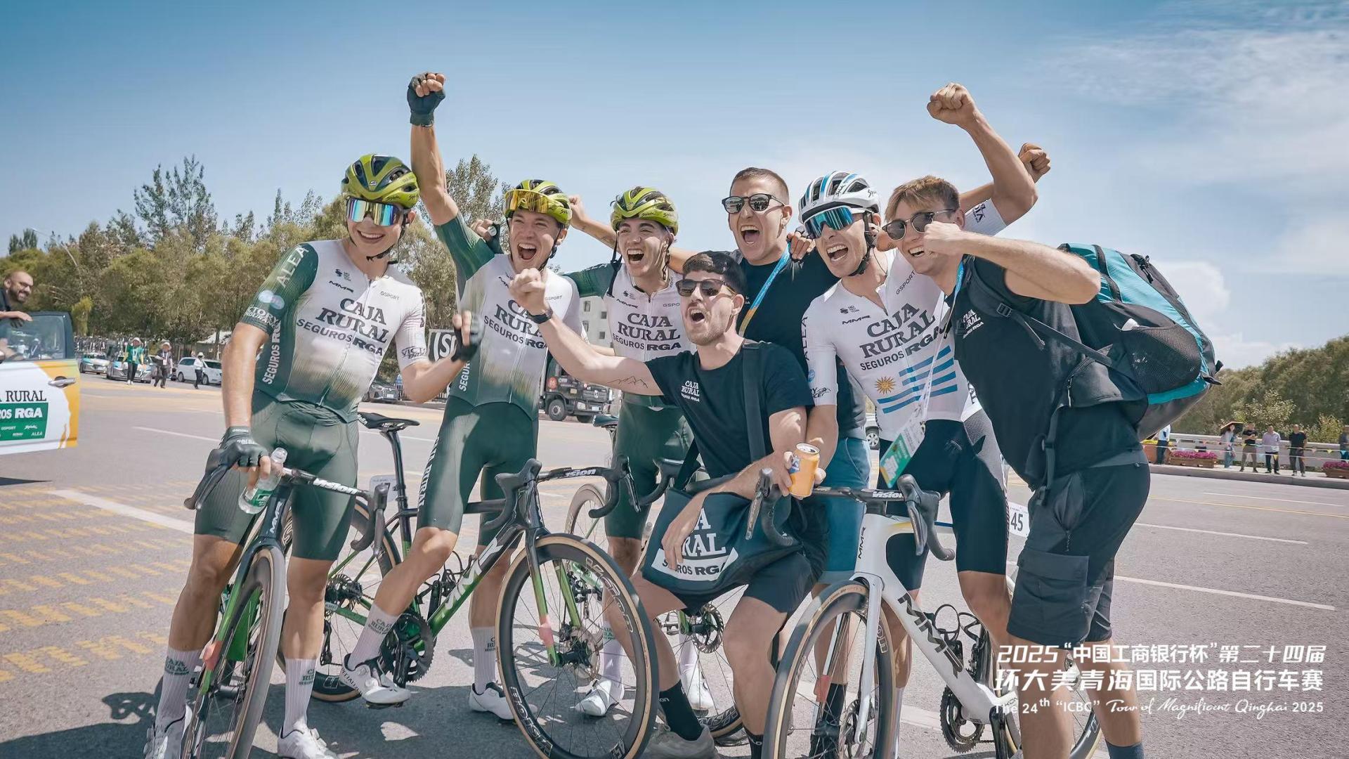 El equipo Cva.aja Rural-RGA celebra la victoria de Thomas Sil
