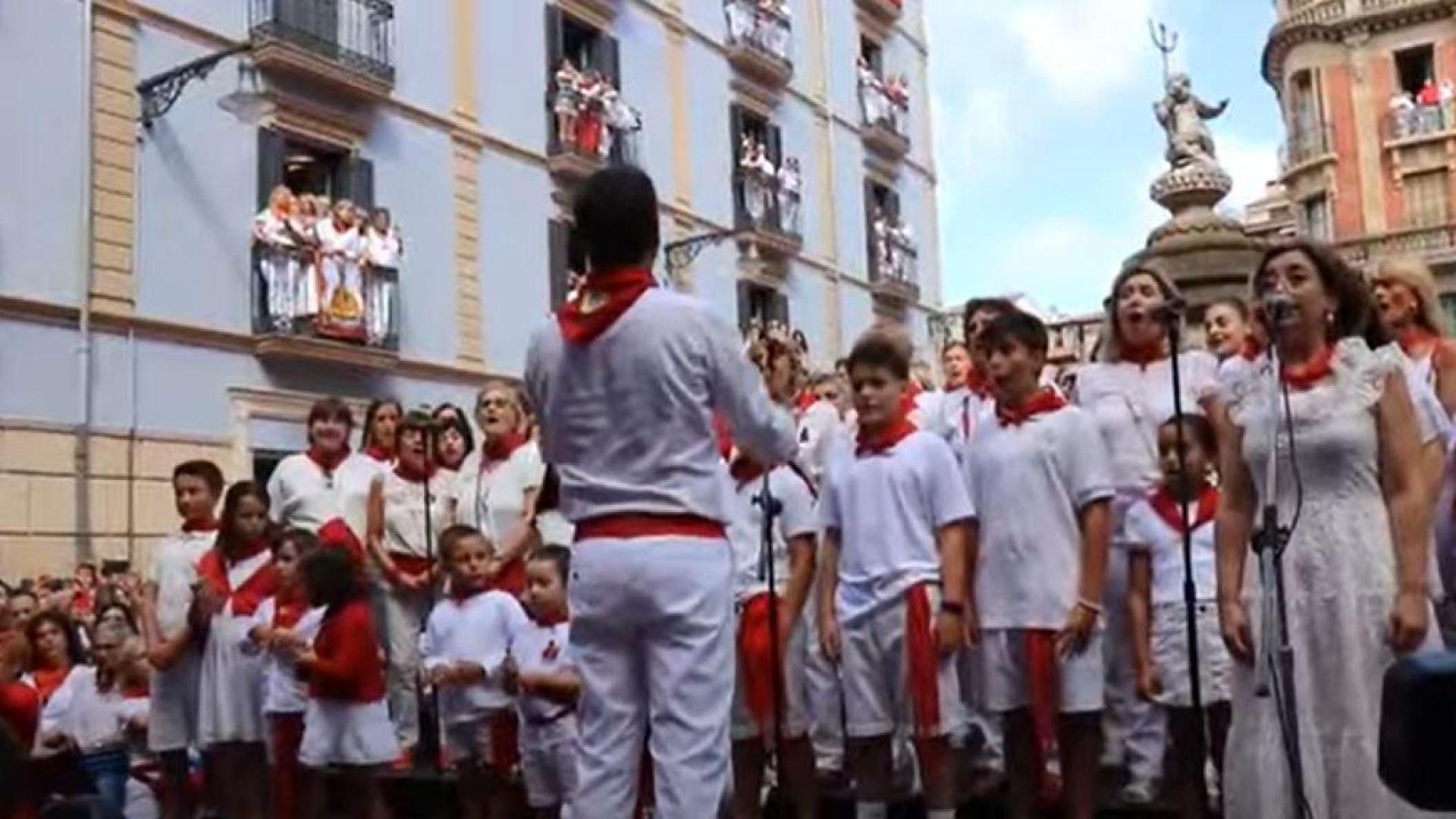 Vídeo: Jota a San Fermín por la coral de Santiago en la plaza del Consejo