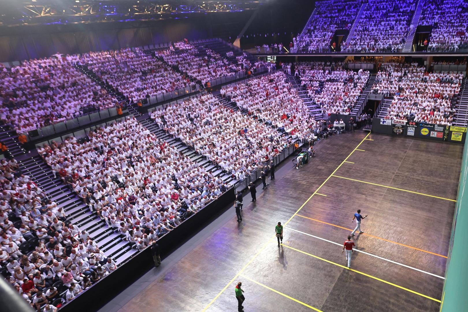 Panorámica del Navarra Arena en la final de la Jaula.