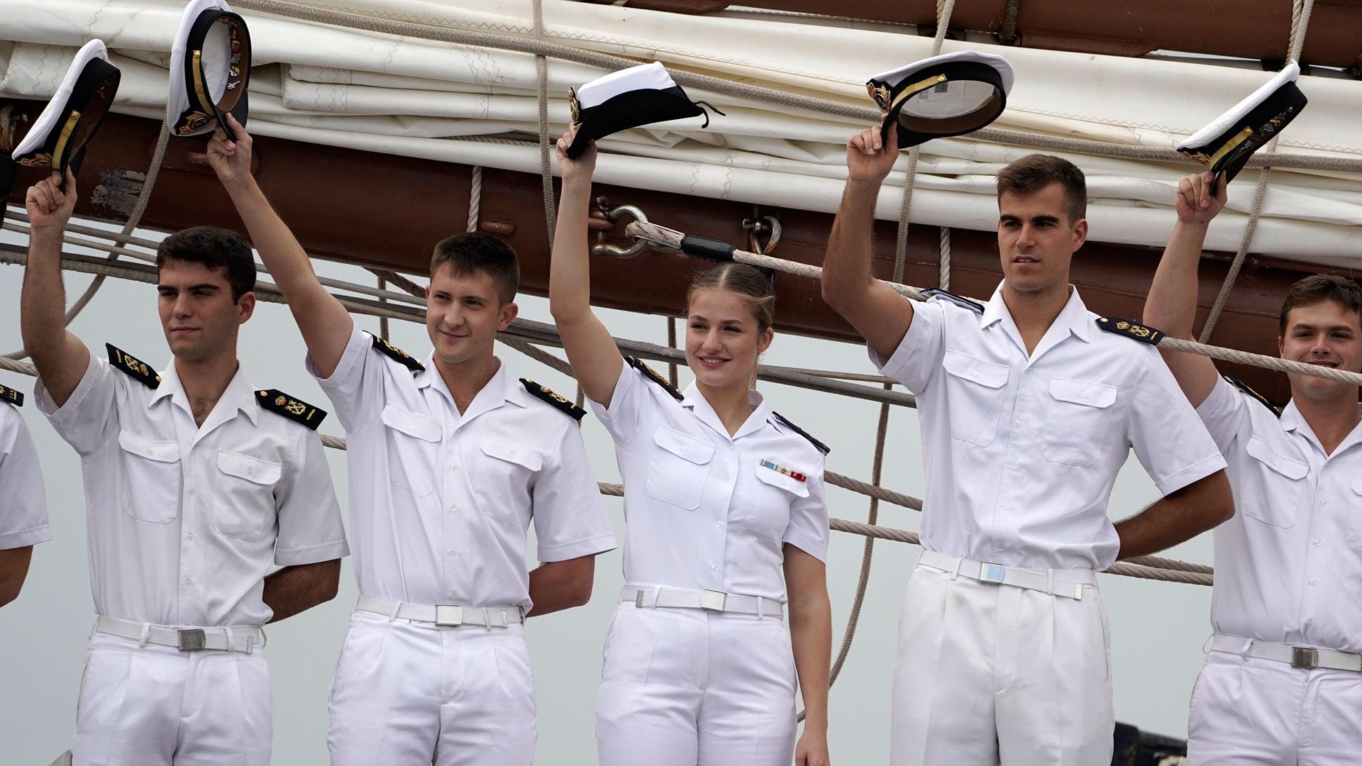El buque escuela Juan Sebastián de Elcano, con la princesa Leonor entre los 76 guardiamarinas que lleva a bordo, ha partido este lunes de Gijón para poner rumbo a Galicia