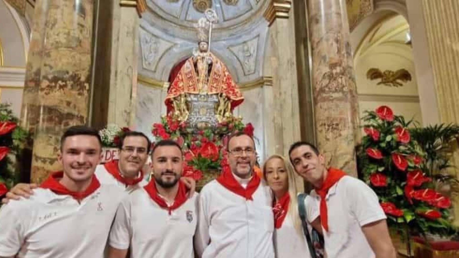 A la derecha junto a un grupo de amigos de Carrenque, Mónica Martínez y Jonathan Muñoz en la visita a la capilla de San Fermín del año pasado