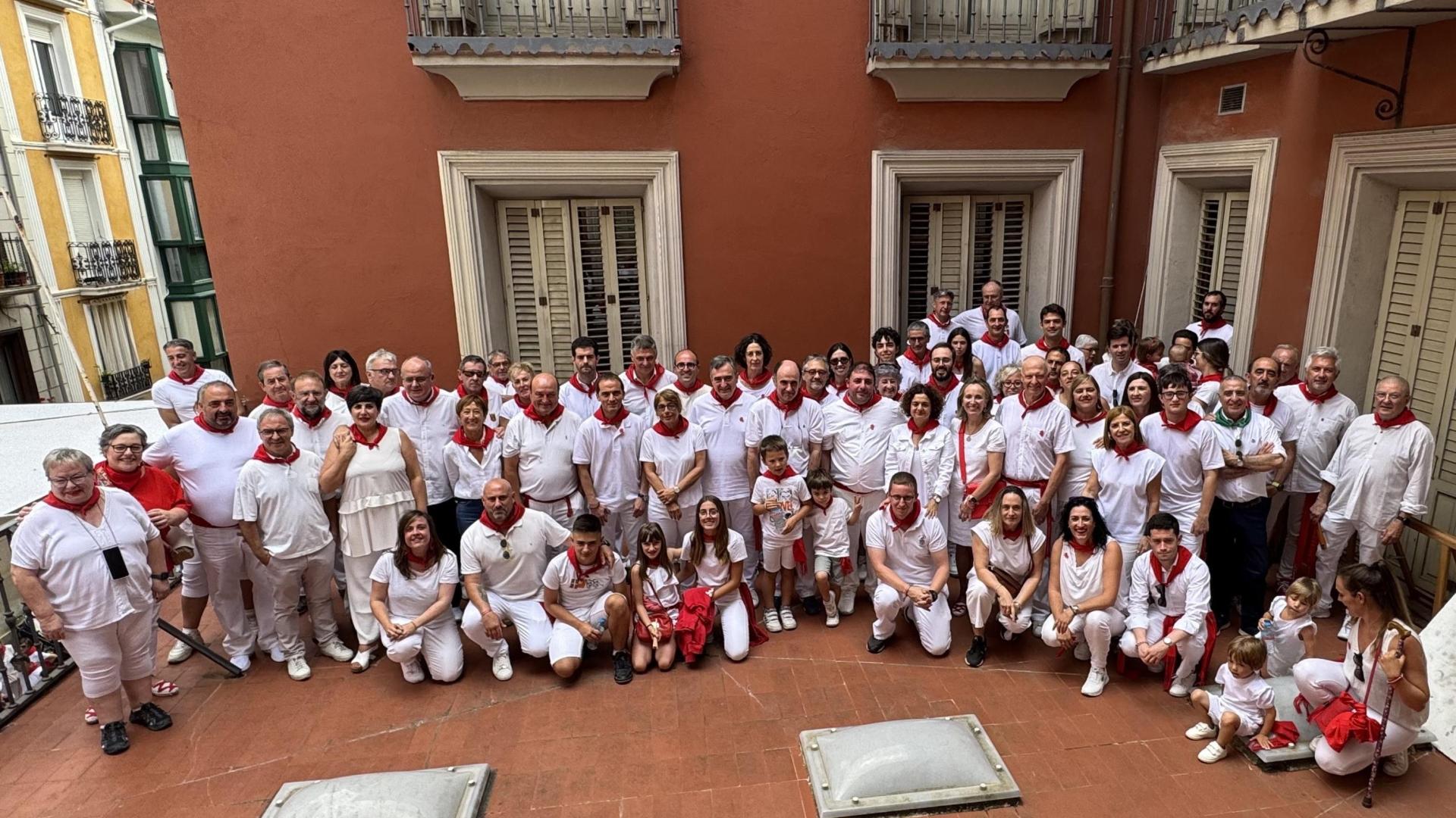 Manu Ayerdi Olaizola, expresidente del PNV de Navarra (Napar Buru Batzar) y exvicepresidente del Gobierno foral, recibe el 'Pañuelico de San Fermín' que anualmente entrega la formación en la Comunidad foral