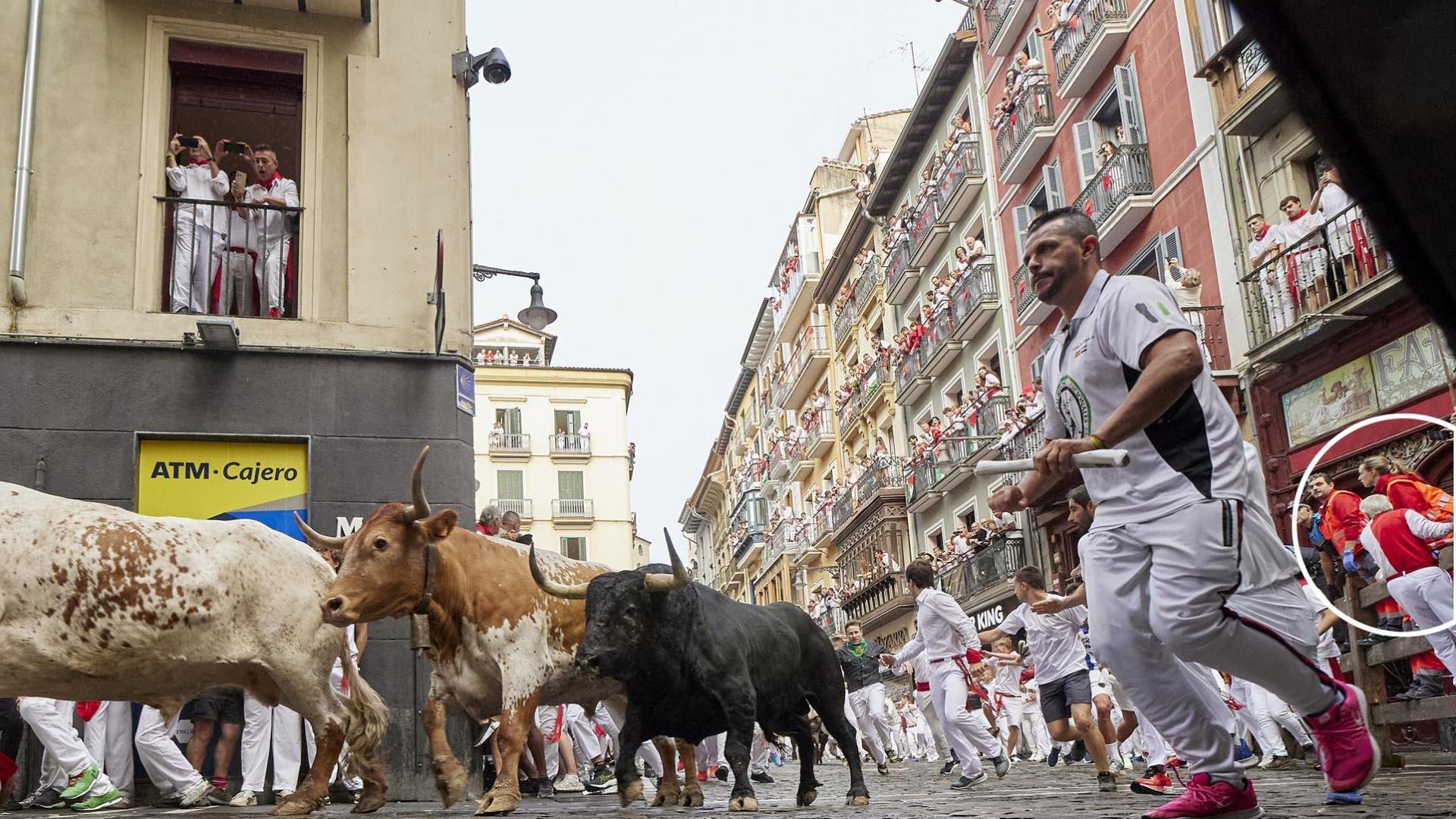 A la derecha, con camisa de franja roja y blanca, Alberto Guillamón Salazar, en el encierro de este lunes