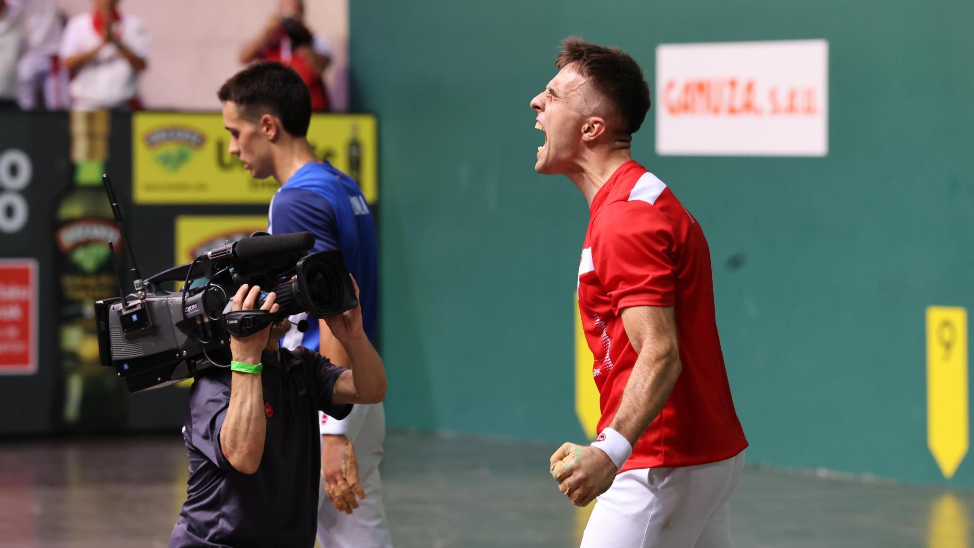 Jon Ander Peña celebra su victoria en la final.