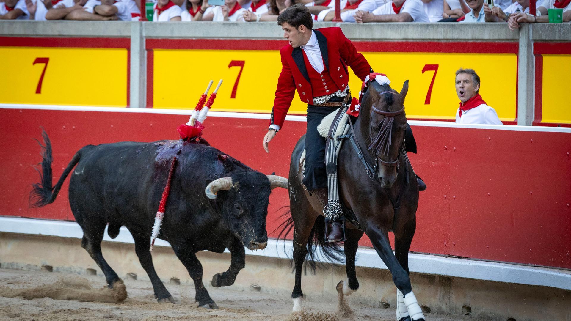 Guillermo Hermoso de Mendoza sale de la cara del toro mientras su padre Pablo le da indicaciones desde el callejón