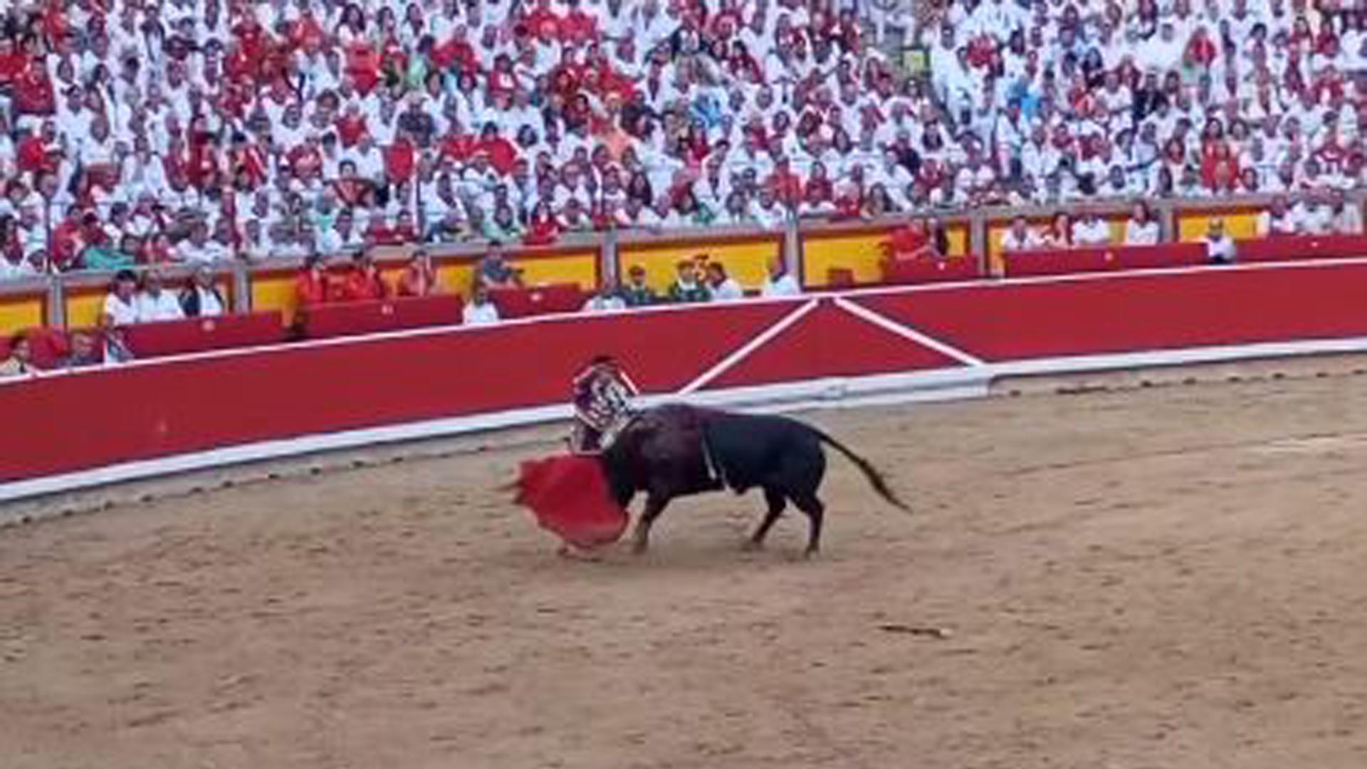 Pinchazo de Alejandro Talavante al quinto toro de la tarde