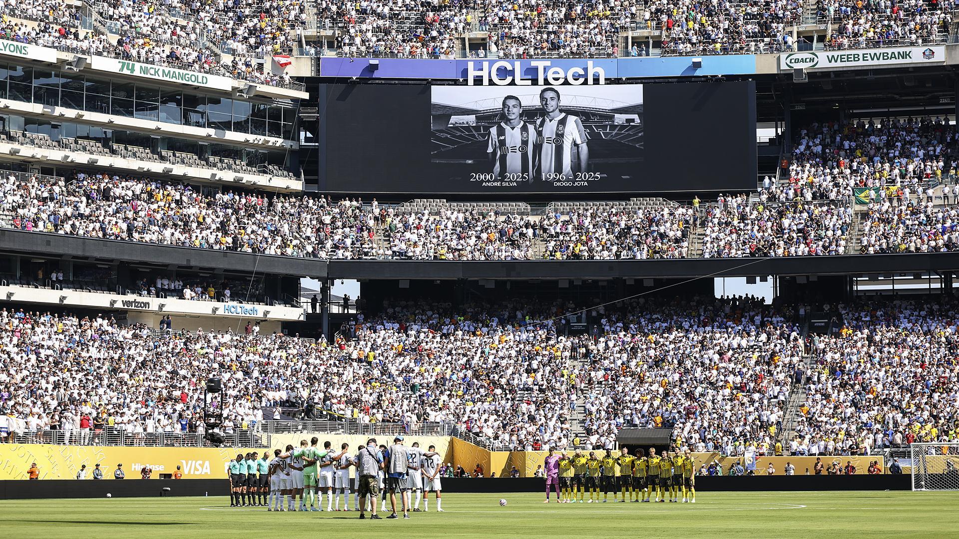 Los jugadores del Real Madrid y del Borussia Dortmund guardan un minuto de silencio antes del inicio del choque de cuartos de final del Mundial de Clubes /