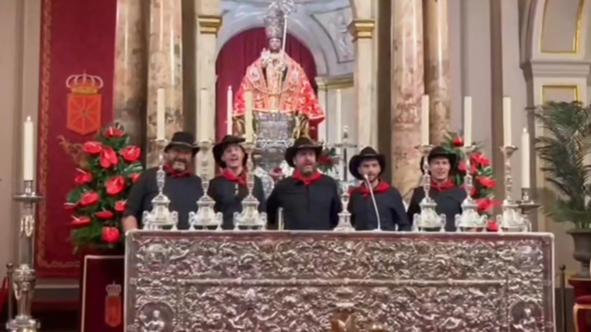 Puro Relajo cantando en la capilla de San Fermín /