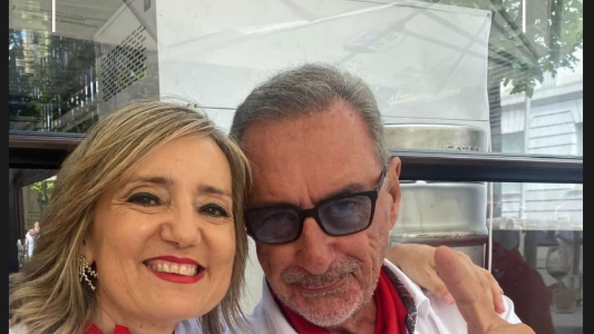 Cristina Ibarrola, secretaria general de UPN, con Carlos Herrera en la terraza de La Olla.