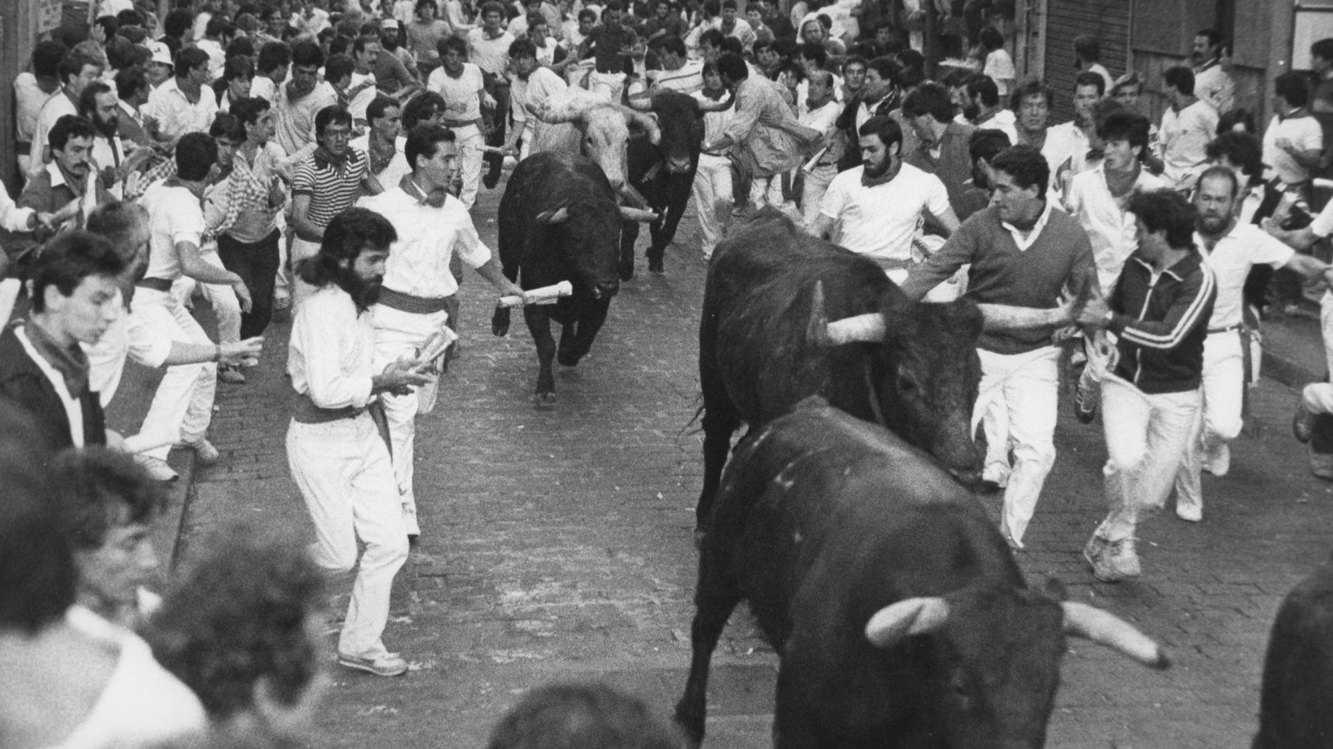 Un momento del primer encierro de Cebada Gago en Pamplona, el 12 de julio de 1985.