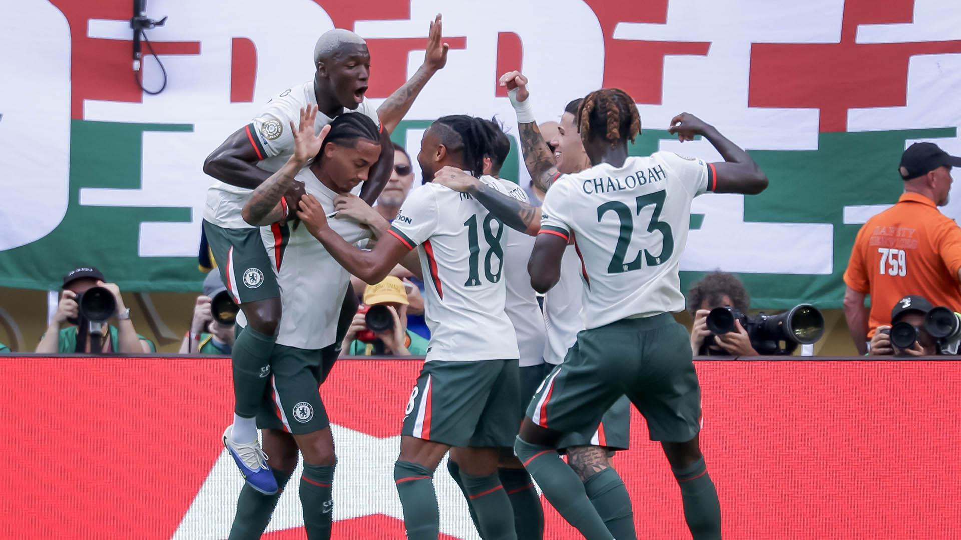 Los jugadores del Chelsea celebran uno de los goles anotados por Joao Pedro