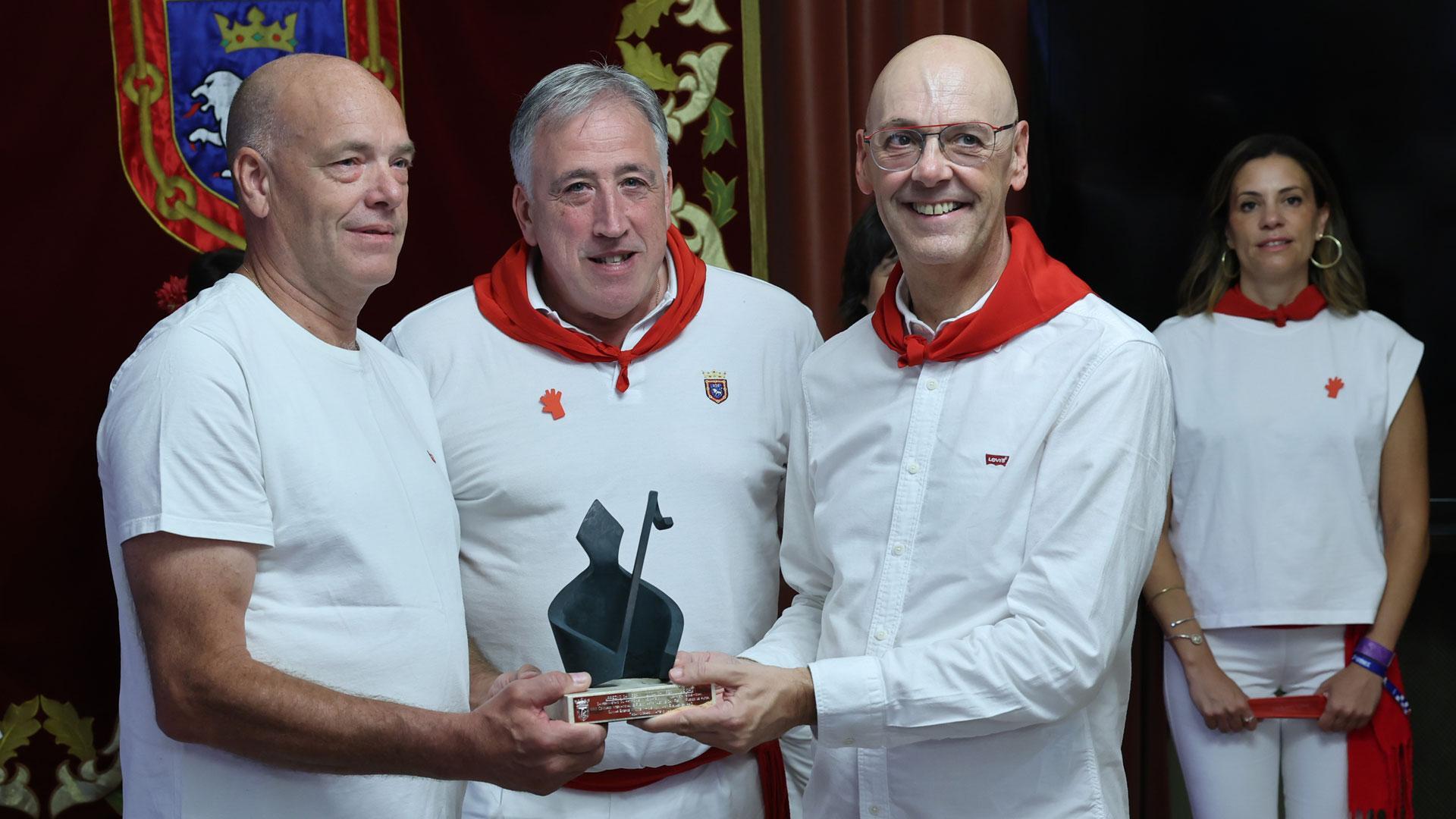 El alcalde Joseba Asiron entrega a Gunnar Boerge Knudsen el San Fermín de Oro del XXIII Concurso Internacional de Fuegos Artificiales